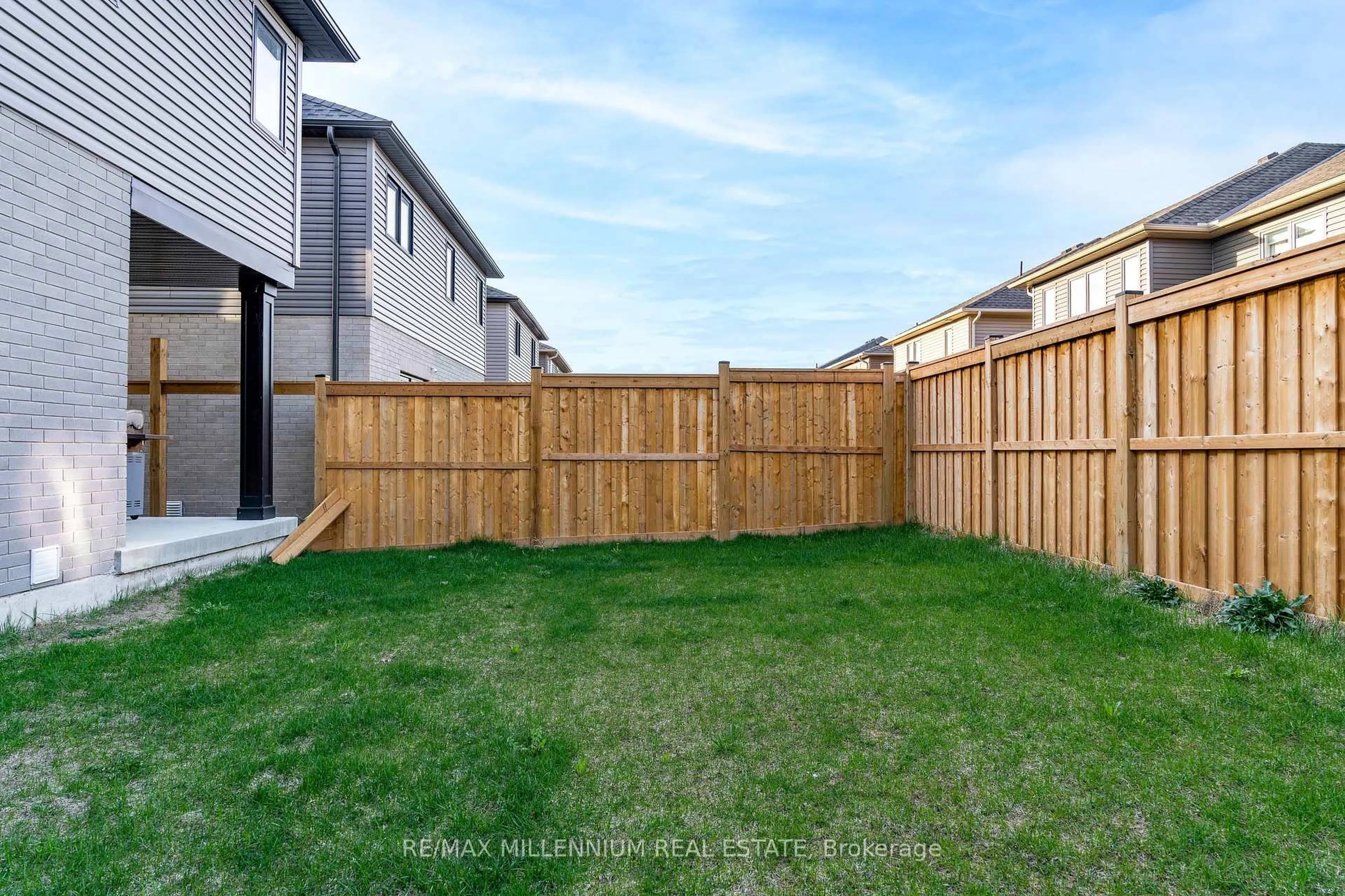Patio, street for 19 Kerr St, Collingwood Ontario L9Y 4B6