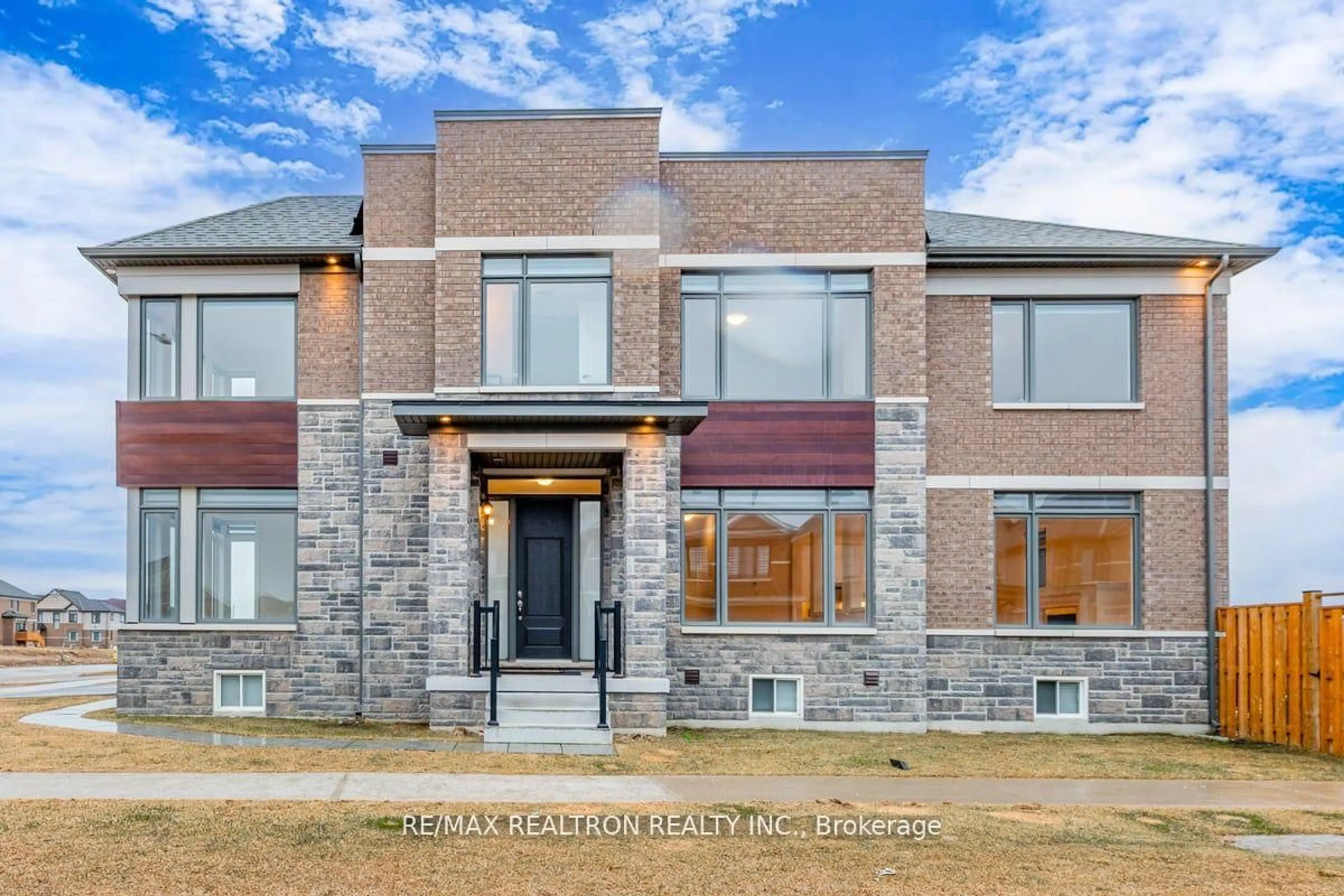 Home with brick exterior material, unknown for 47 Alnwick St, Barrie Ontario L9J 0L3