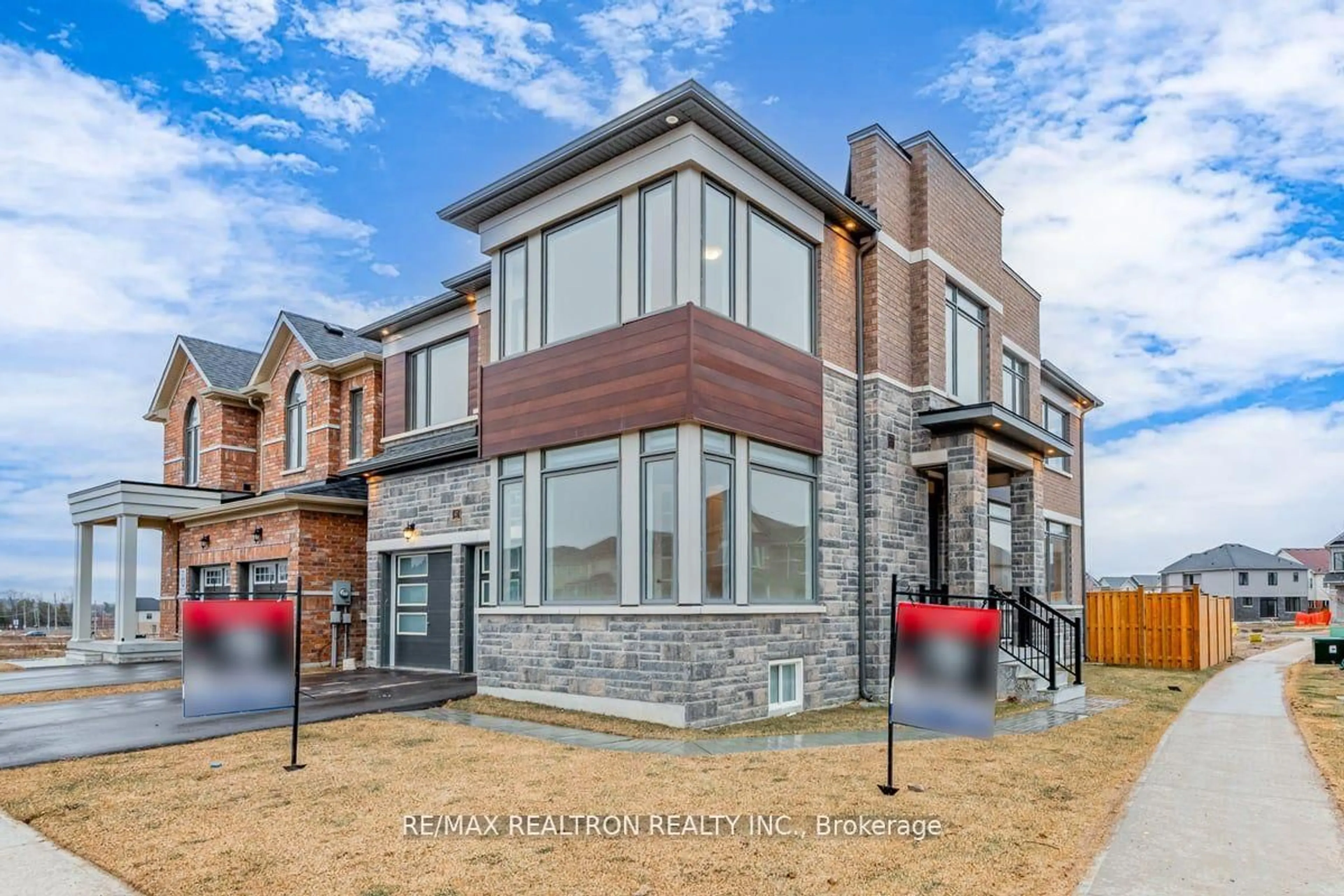 Home with brick exterior material, building for 47 Alnwick St, Barrie Ontario L9J 0L3