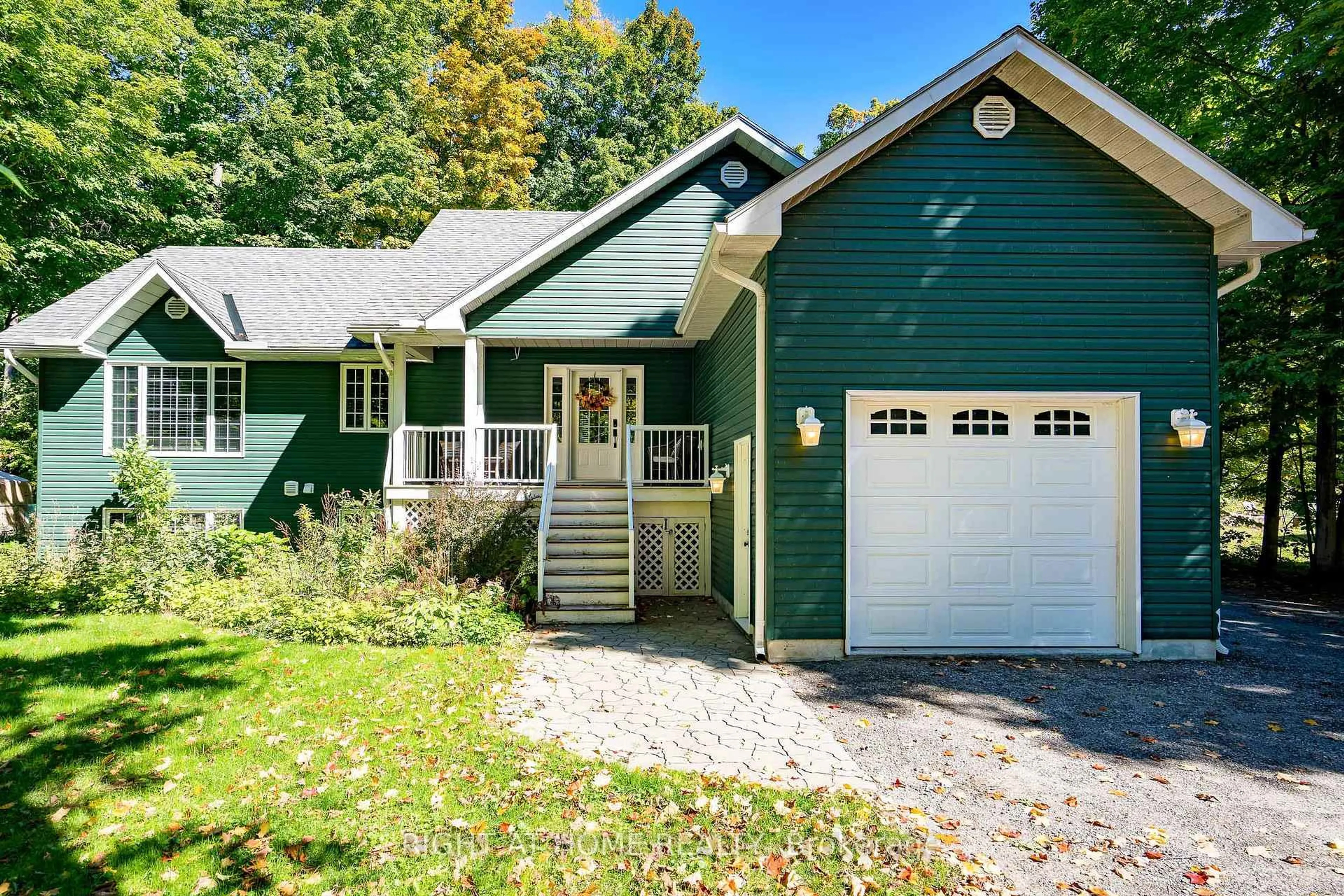 Home with vinyl exterior material, street for 137 Desroches Tr, Tiny Ontario L9M 0H9