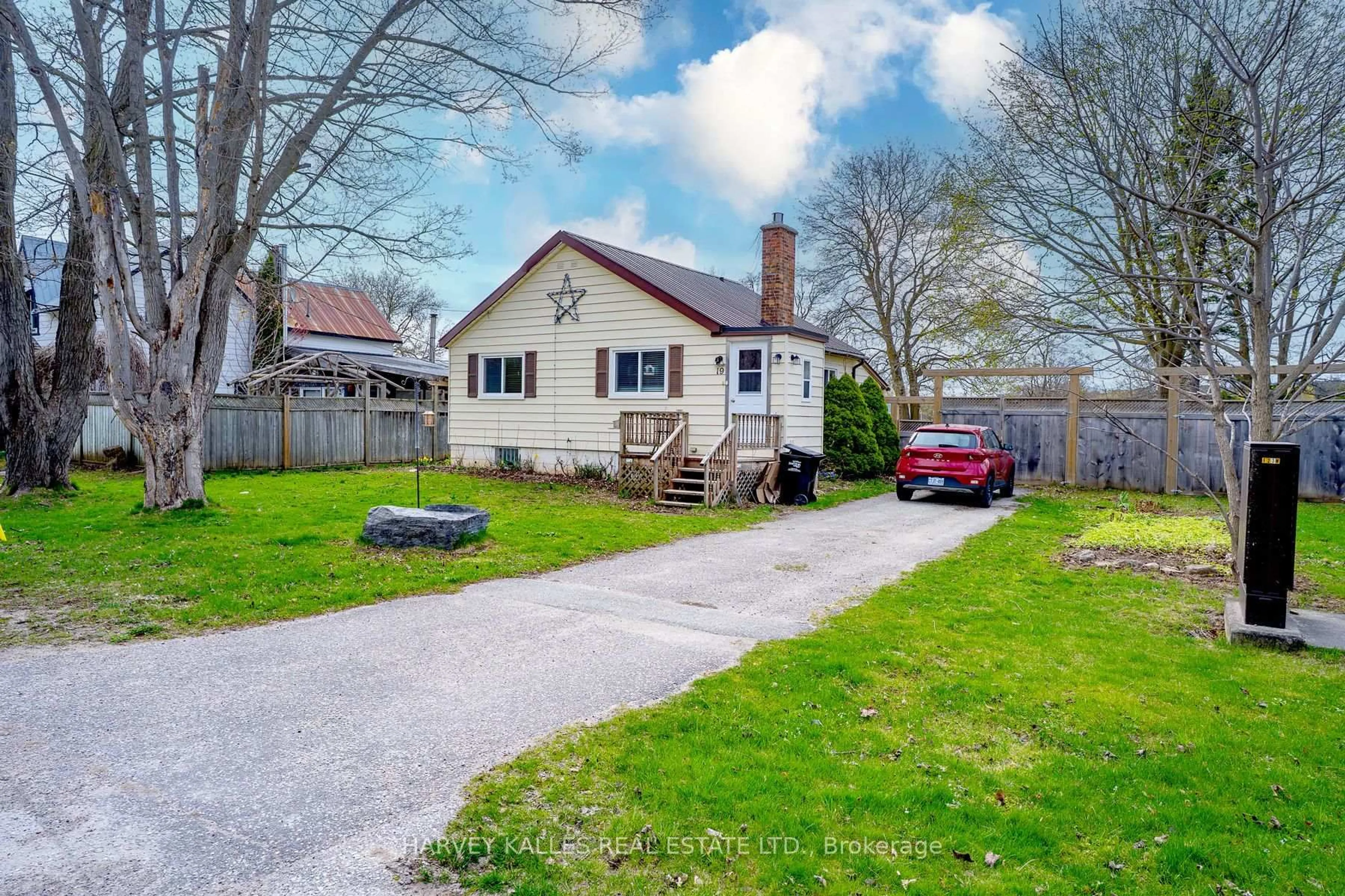 A pic from outside/outdoor area/front of a property/back of a property/a pic from drone, street for 19 Wellington St, Clearview Ontario L0M 1G0