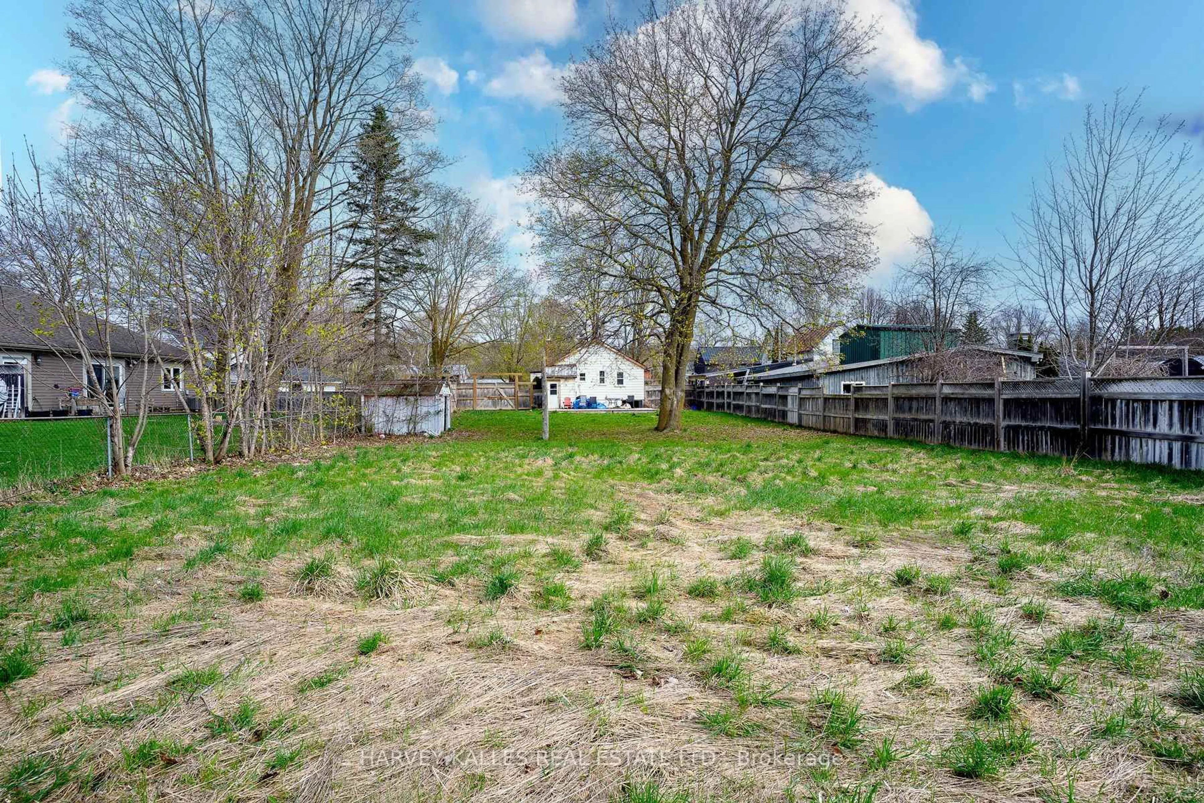 A pic from outside/outdoor area/front of a property/back of a property/a pic from drone, unknown for 19 Wellington St, Clearview Ontario L0M 1G0
