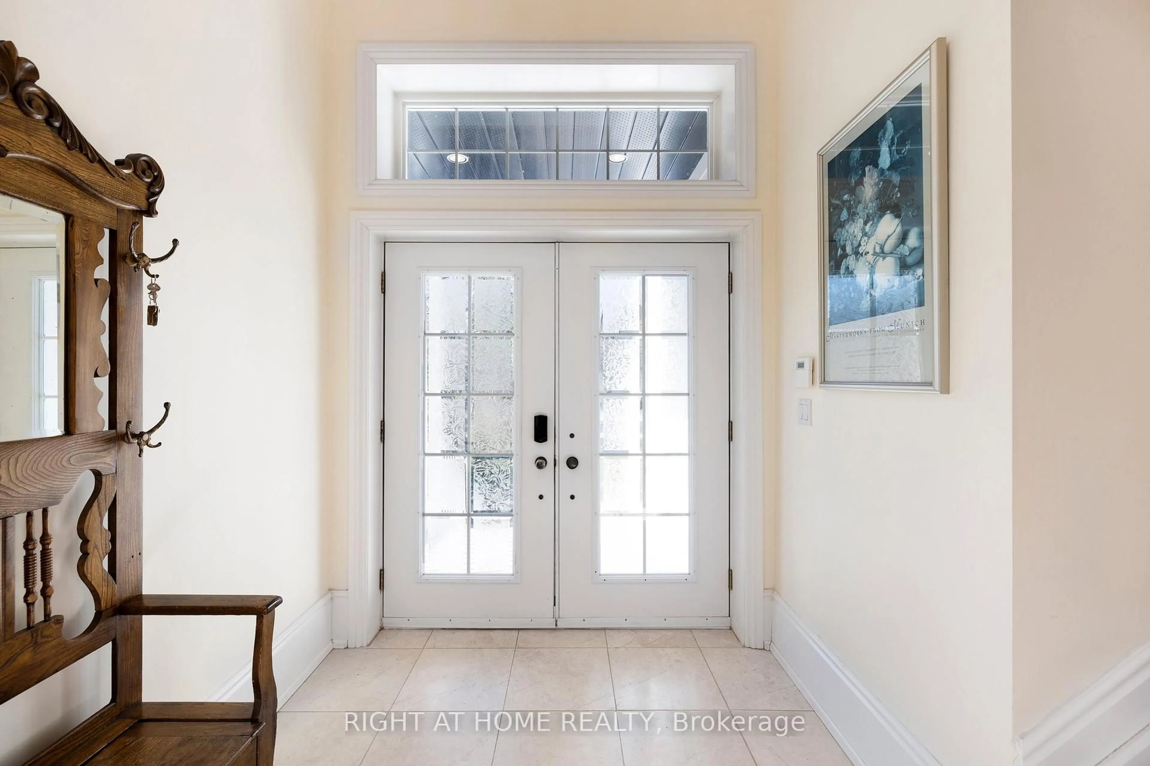 Indoor entryway for 75 Indian Tr, Collingwood Ontario L9Y 0X2