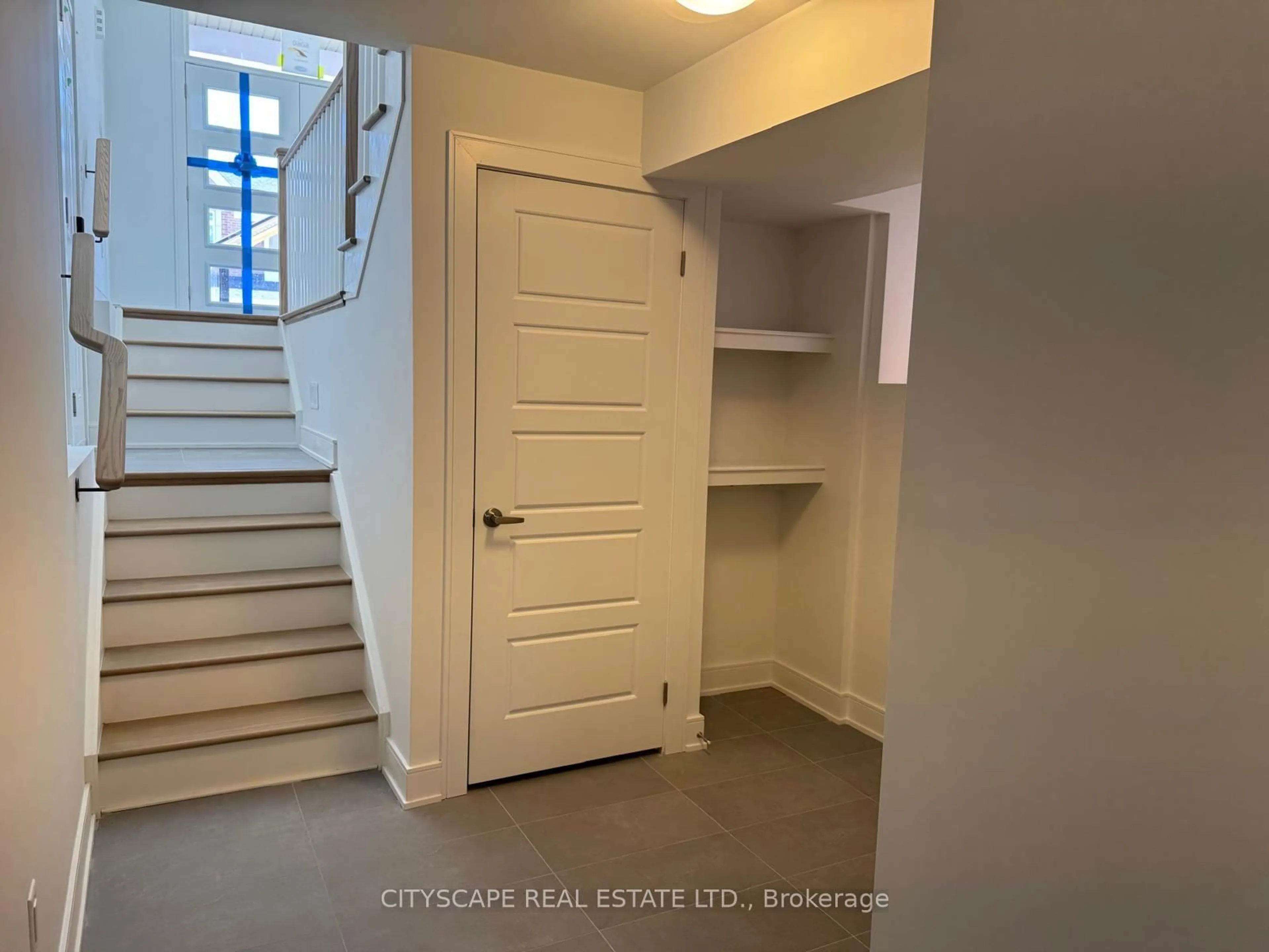 Indoor entryway for 38 Suzuki St, Barrie Ontario L9J 0Y8
