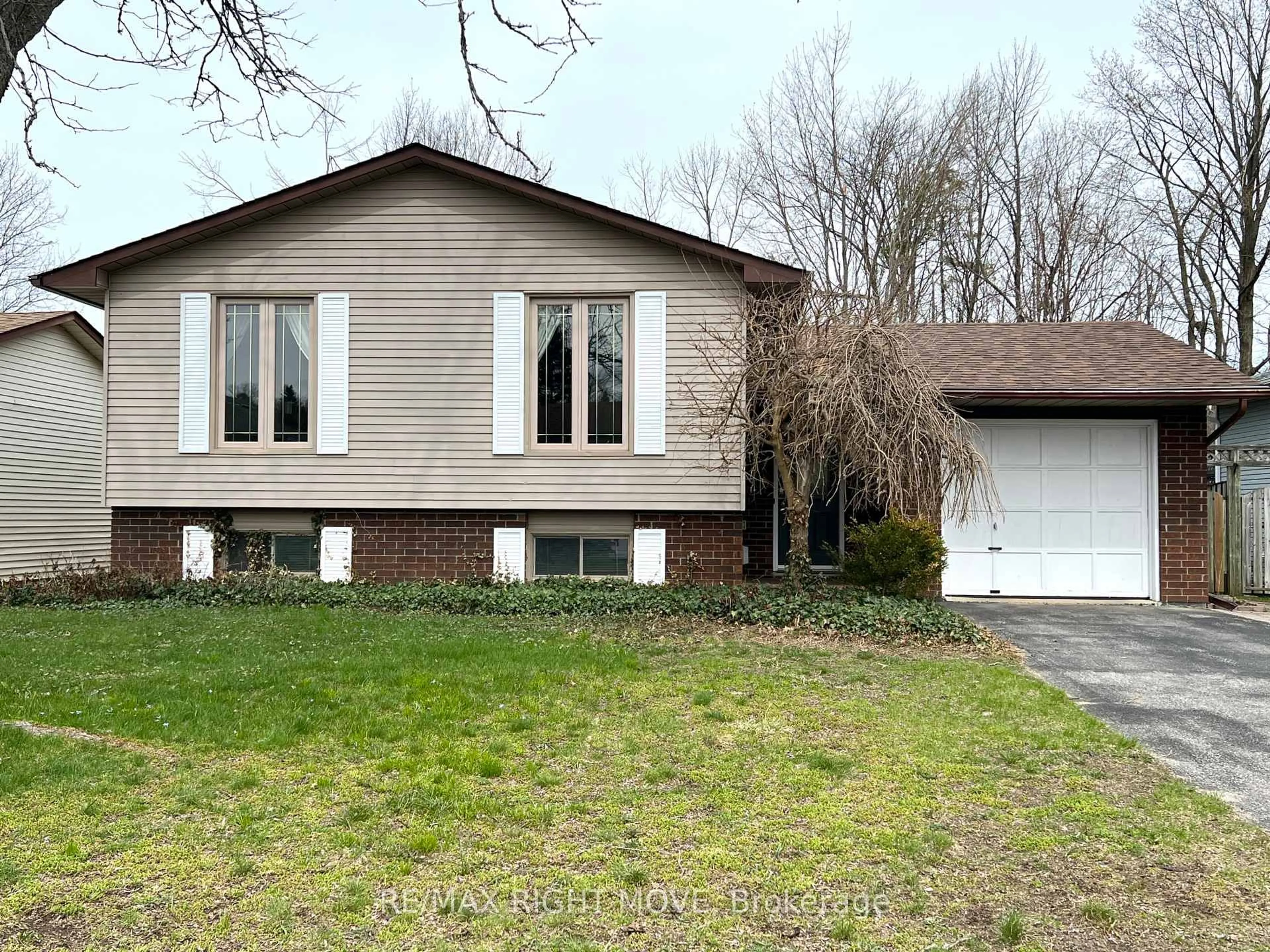 Home with vinyl exterior material, street for 8 Marlisa Dr, Orillia Ontario L3V 7E7