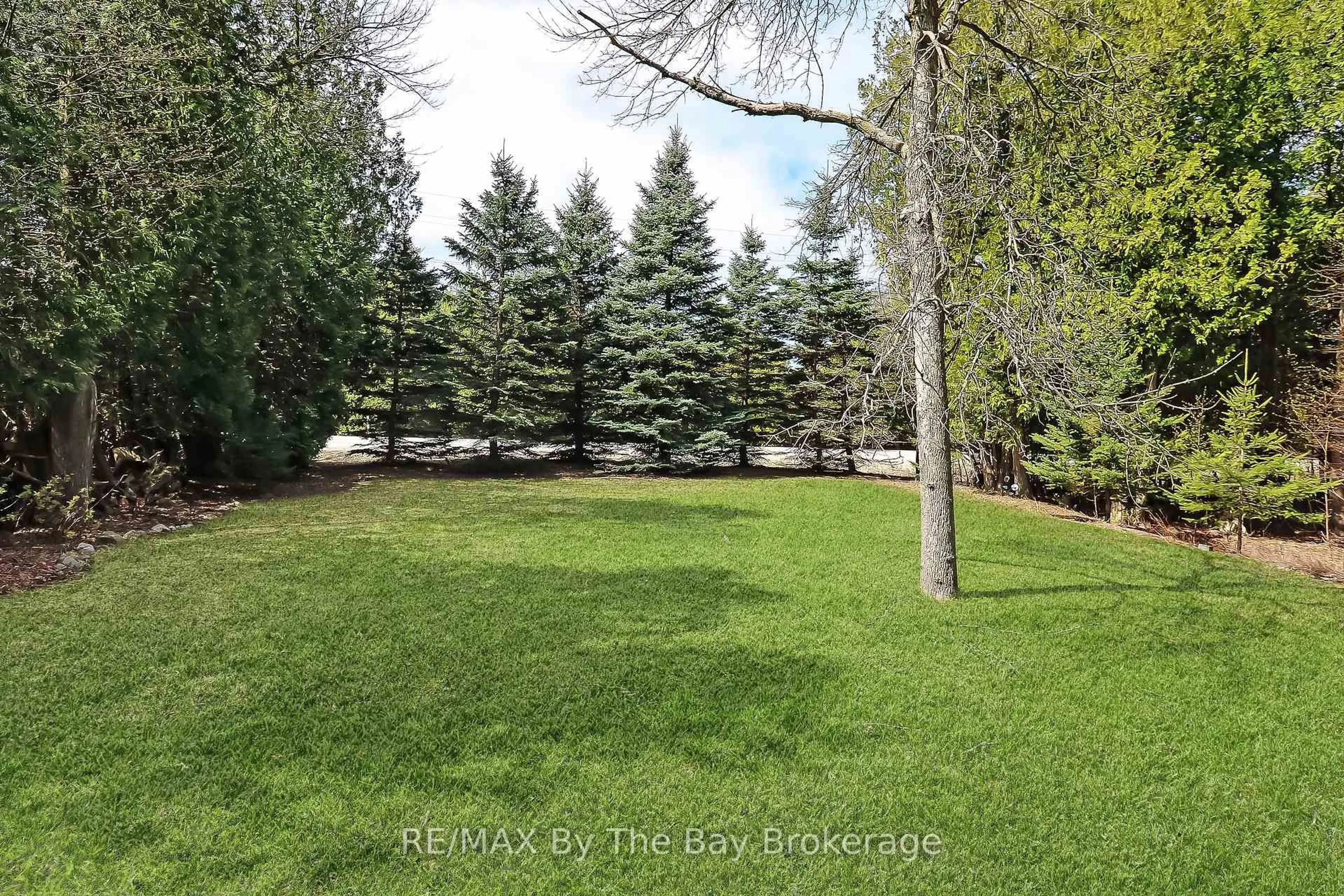 A pic from outside/outdoor area/front of a property/back of a property/a pic from drone, forest/trees view for 9 Ventnor Cres, Wasaga Beach Ontario L9Z 3A8