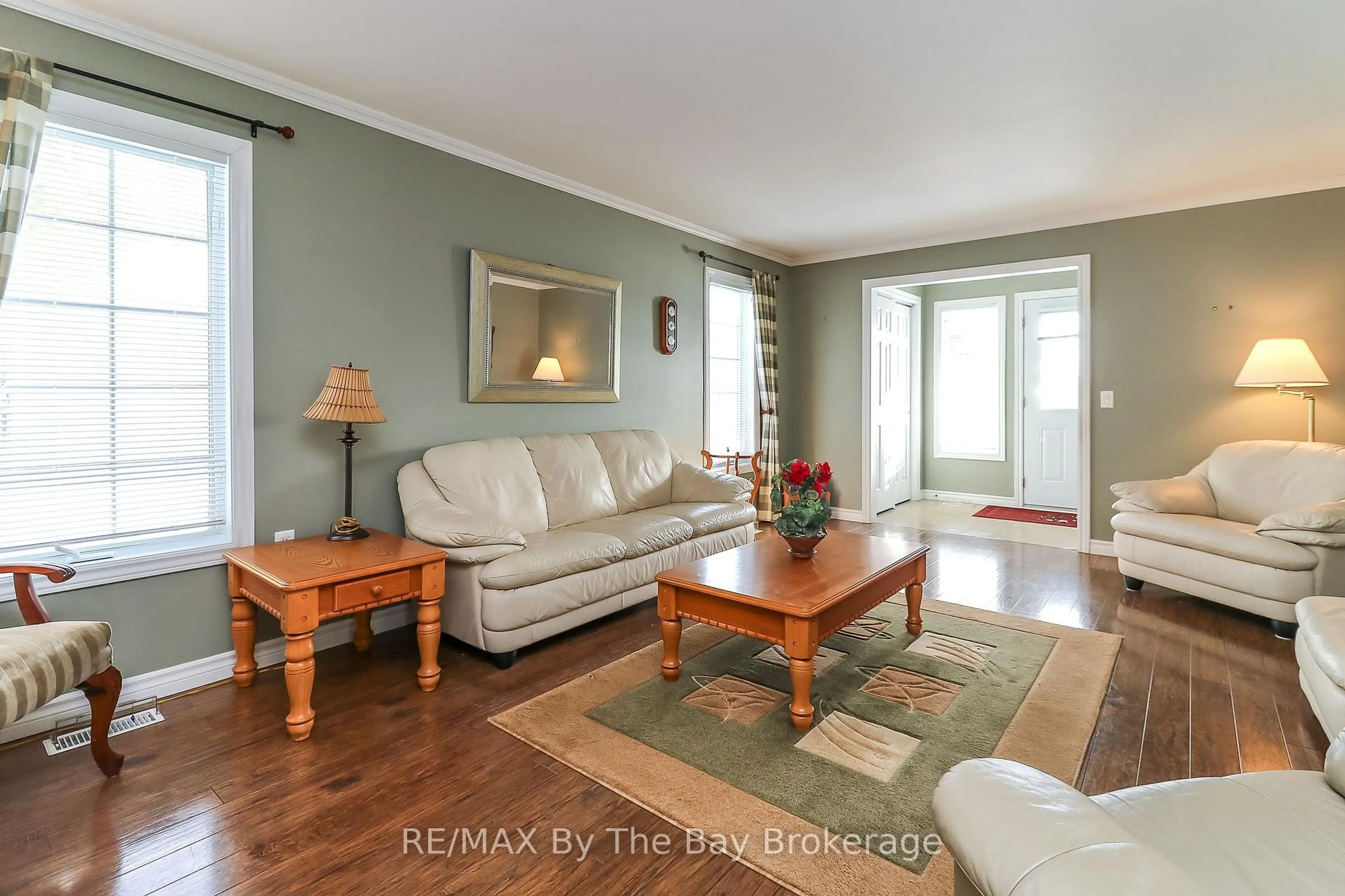 Living room with furniture, wood/laminate floor for 9 Ventnor Cres, Wasaga Beach Ontario L9Z 3A8