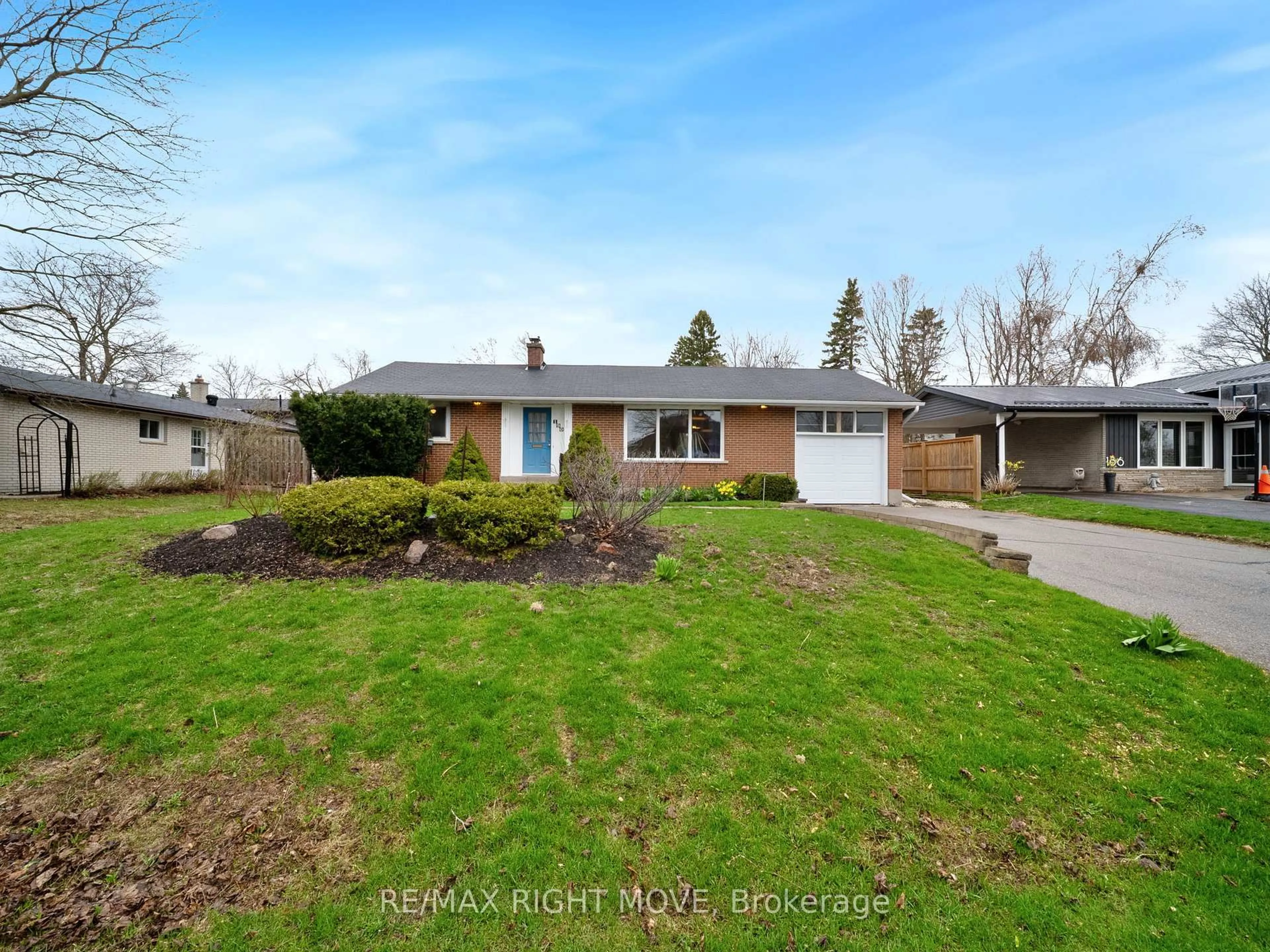 A pic from outside/outdoor area/front of a property/back of a property/a pic from drone, street for 190 Martin Dr, Orillia Ontario L3V 3P5
