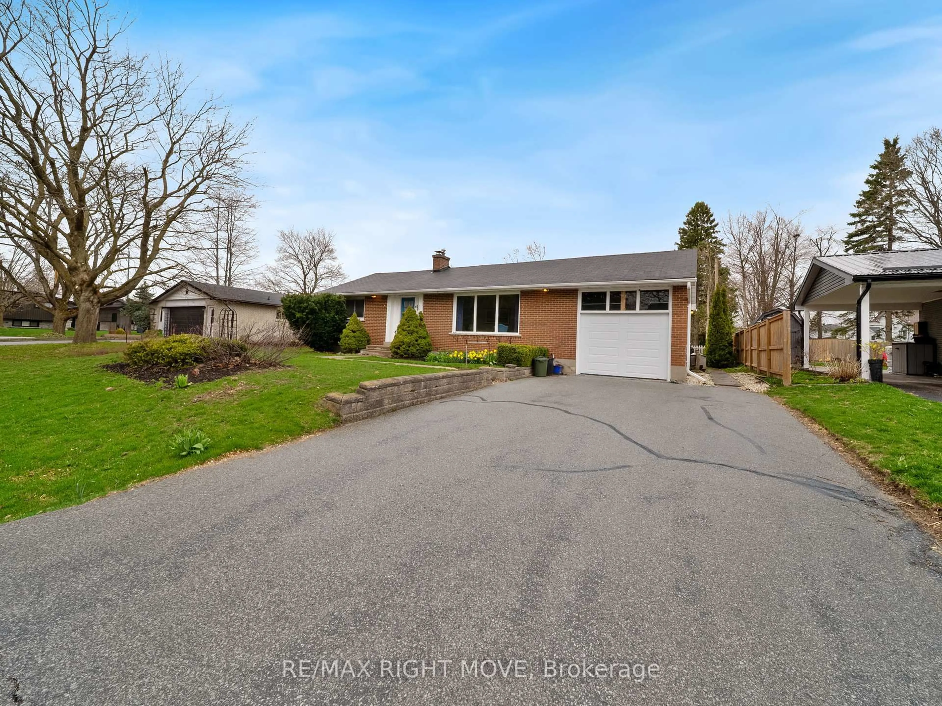 A pic from outside/outdoor area/front of a property/back of a property/a pic from drone, street for 190 Martin Dr, Orillia Ontario L3V 3P5