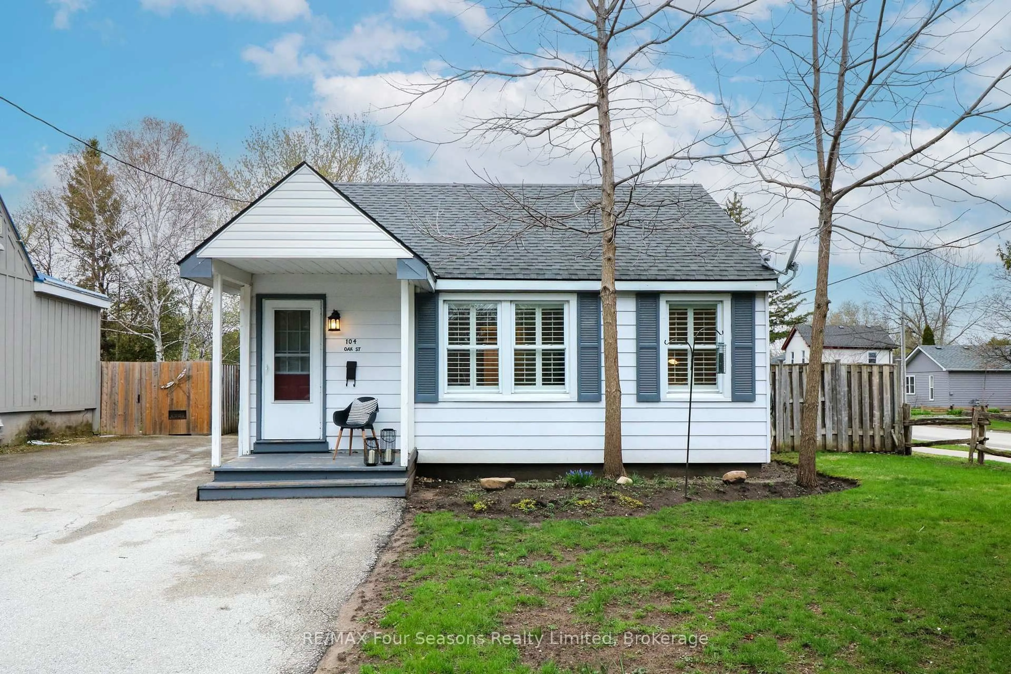 Home with vinyl exterior material, street for 104 Oak St, Collingwood Ontario L9Y 2X8