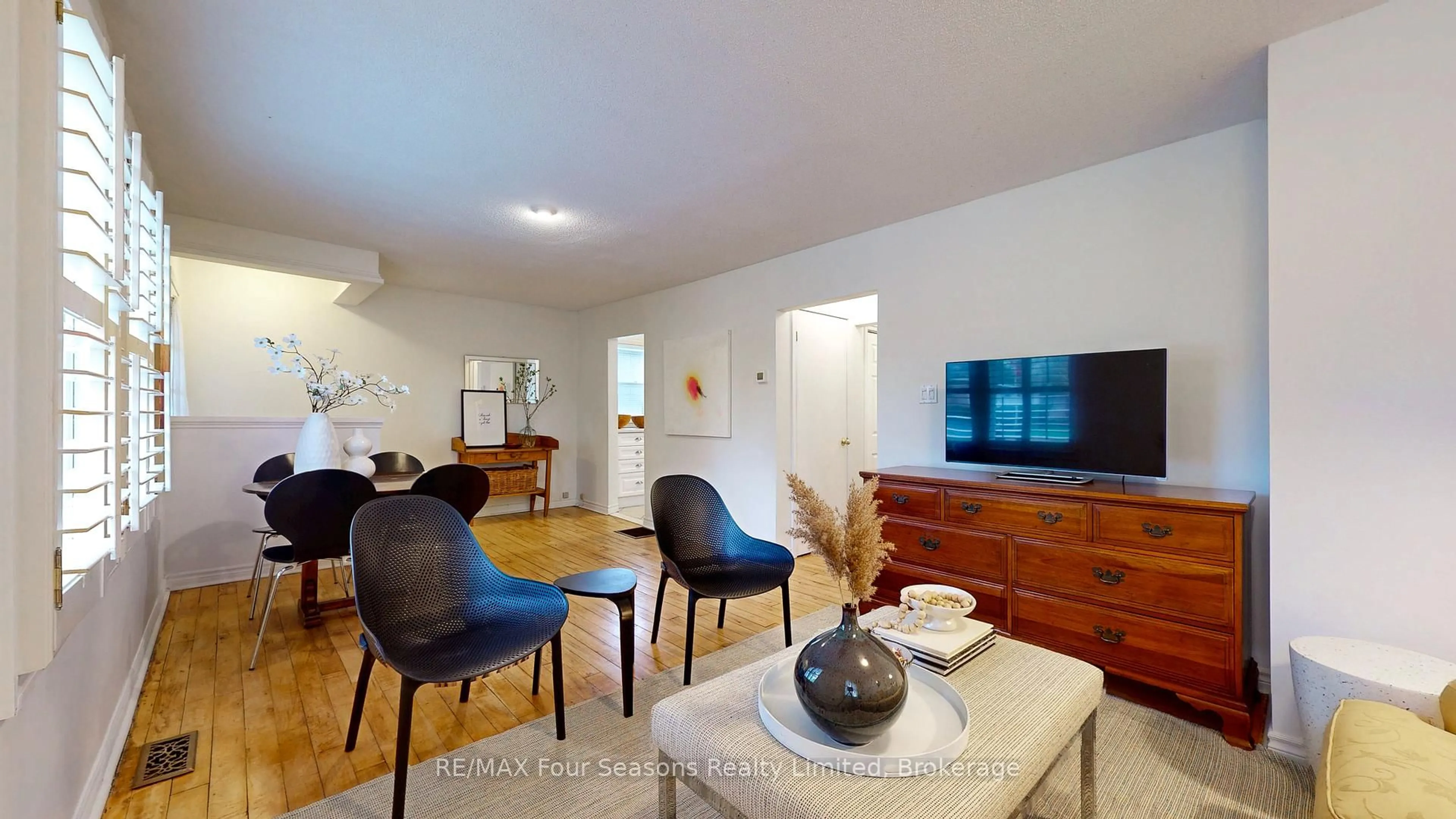Living room with furniture, wood/laminate floor for 104 Oak St, Collingwood Ontario L9Y 2X8