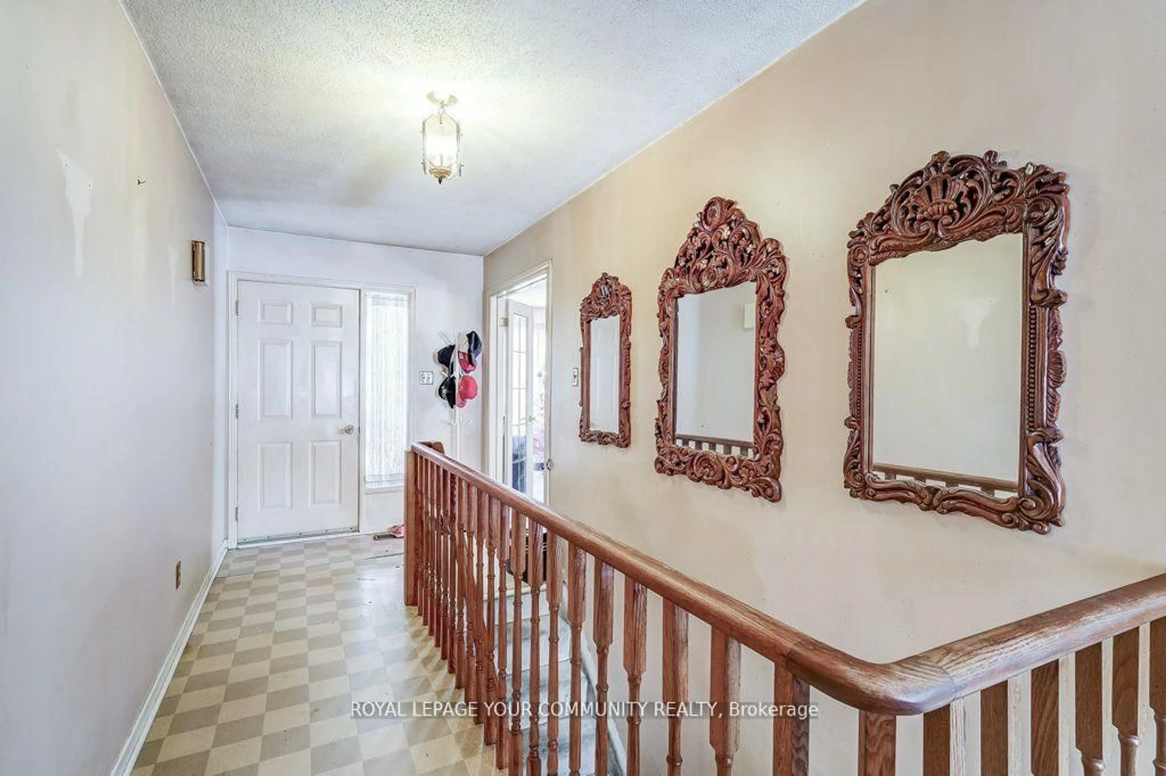 Indoor entryway for 2007 Snow Valley Rd, Springwater Ontario L9X 0H3