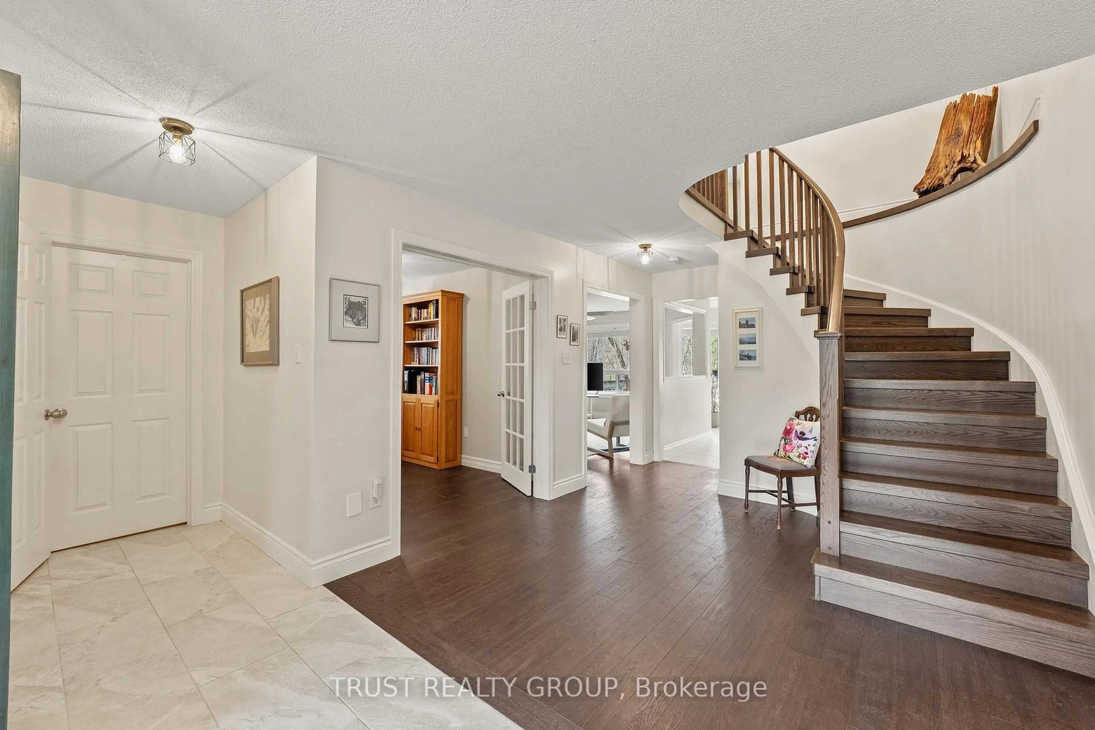 Indoor entryway for 46 Muir Dr, Barrie Ontario L4N 0J1
