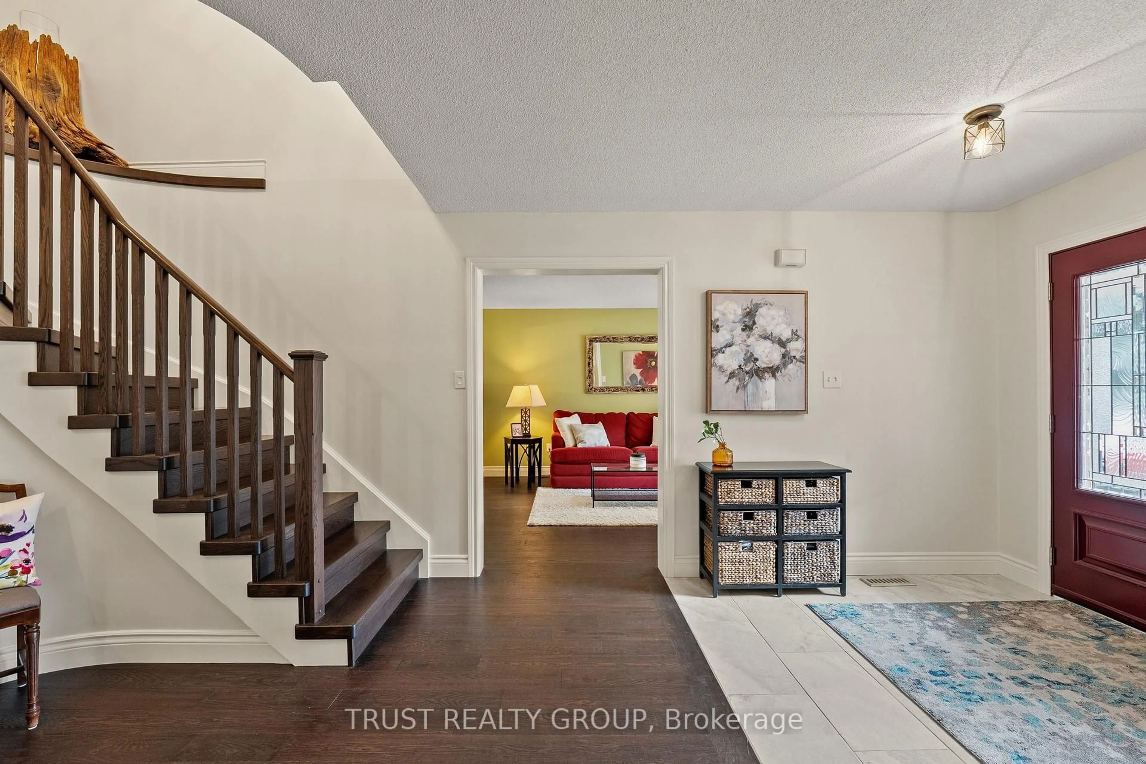 Indoor entryway for 46 Muir Dr, Barrie Ontario L4N 0J1