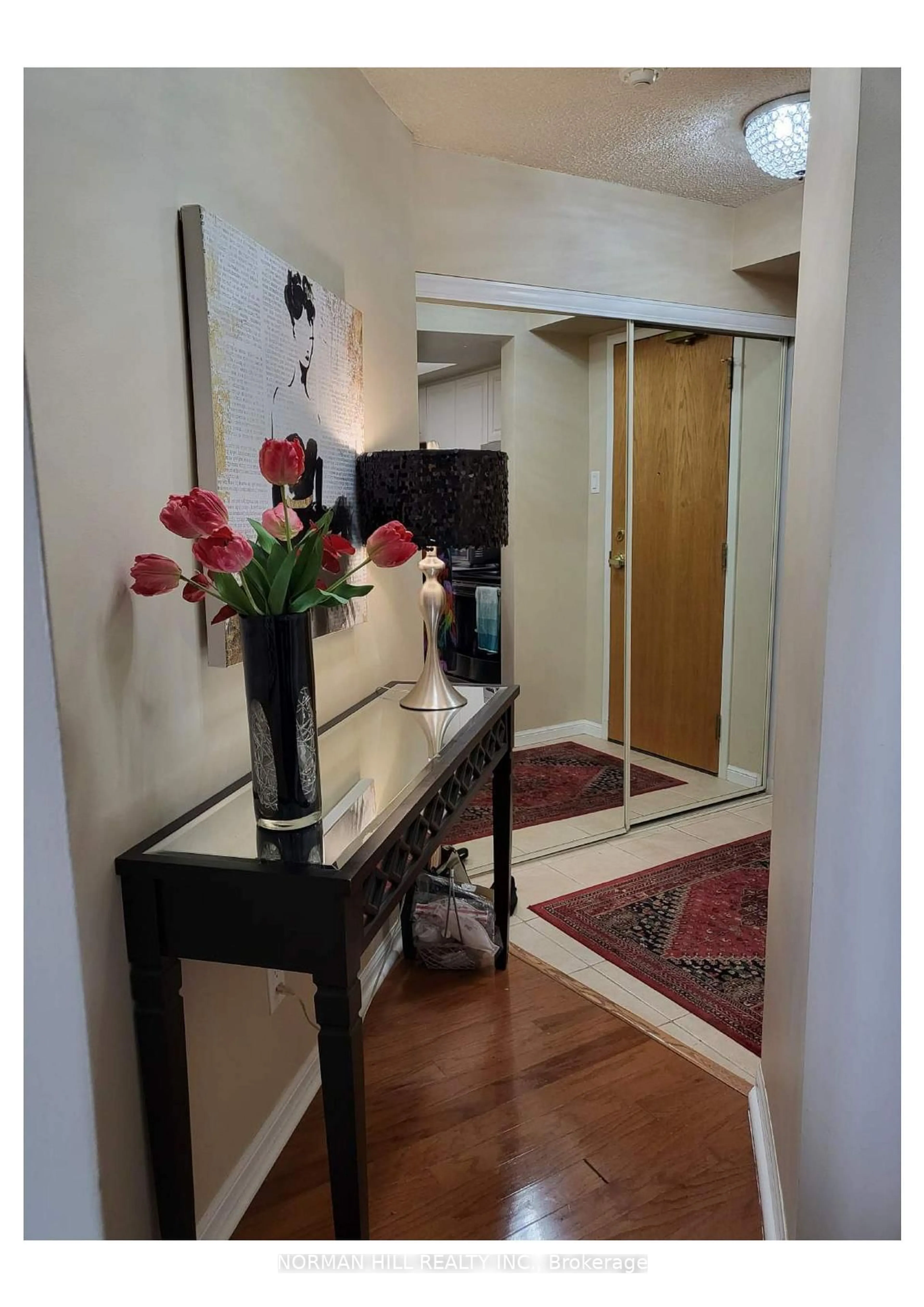 Indoor entryway for 75 Ellen St #1111, Barrie Ontario L4N 7R6
