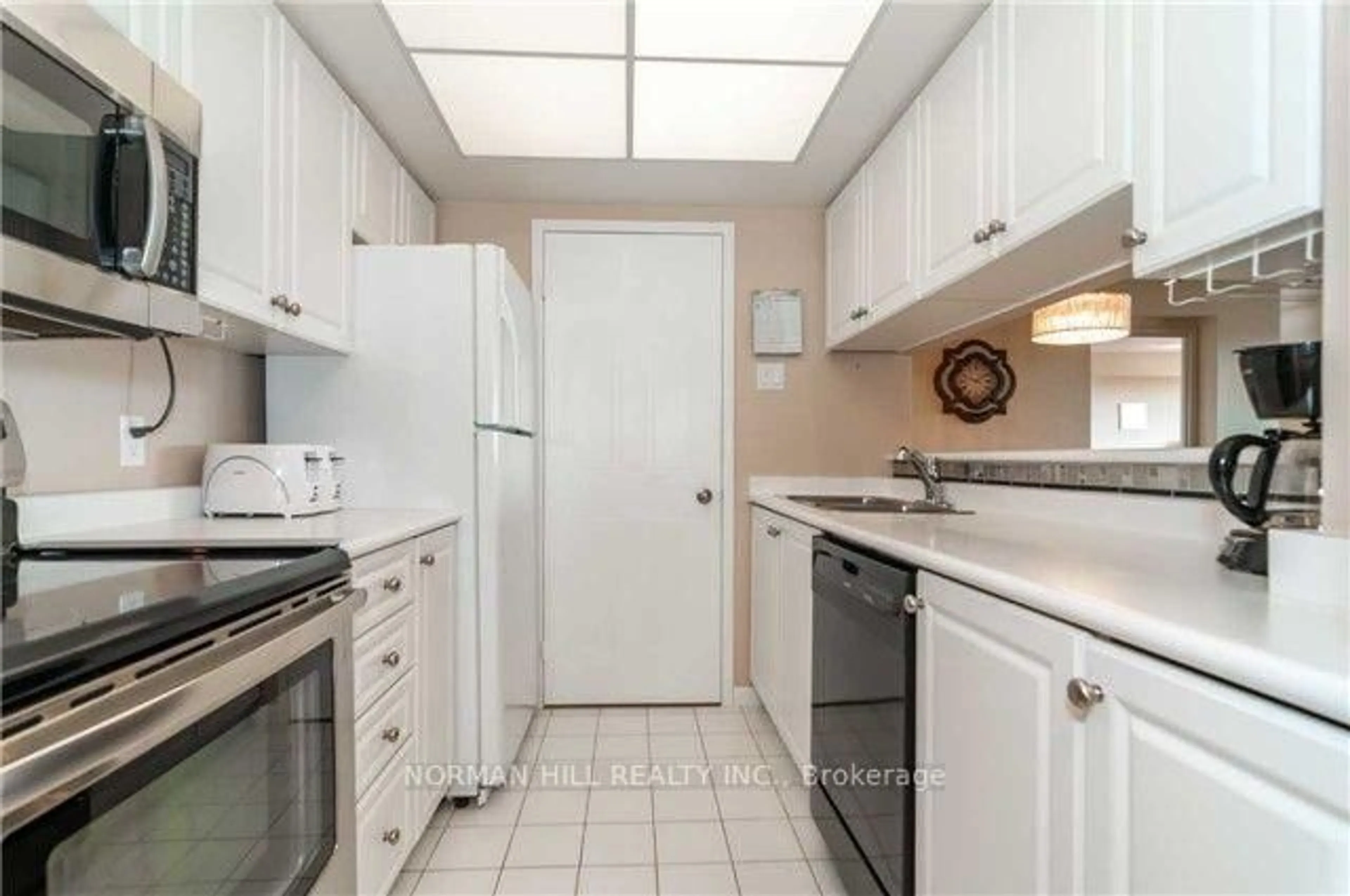 Standard kitchen, ceramic/tile floor for 75 Ellen St #1111, Barrie Ontario L4N 7R6