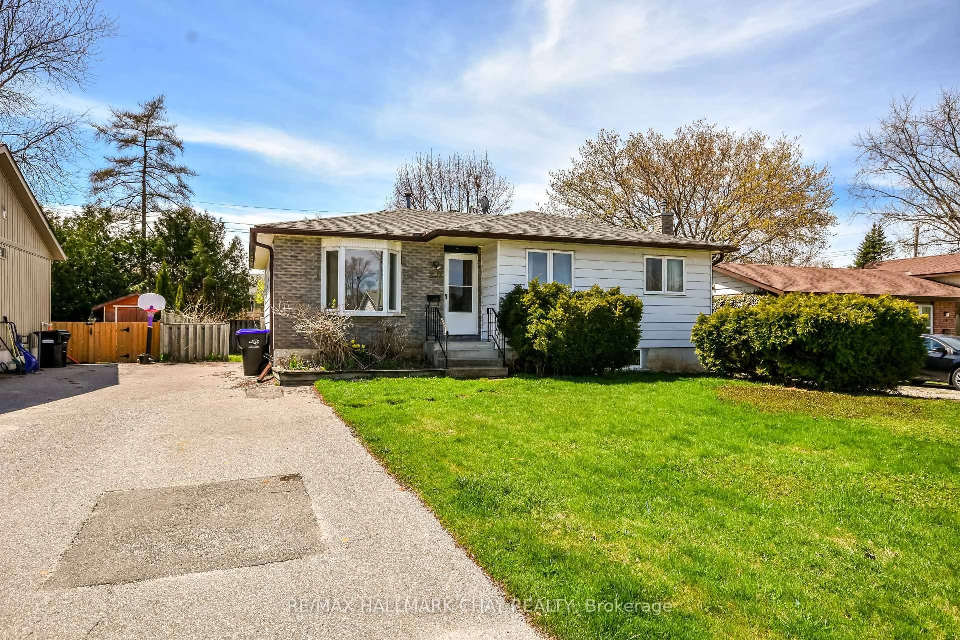 Home with vinyl exterior material, street for 20 Mason Rd, Collingwood Ontario L9Y 4E3