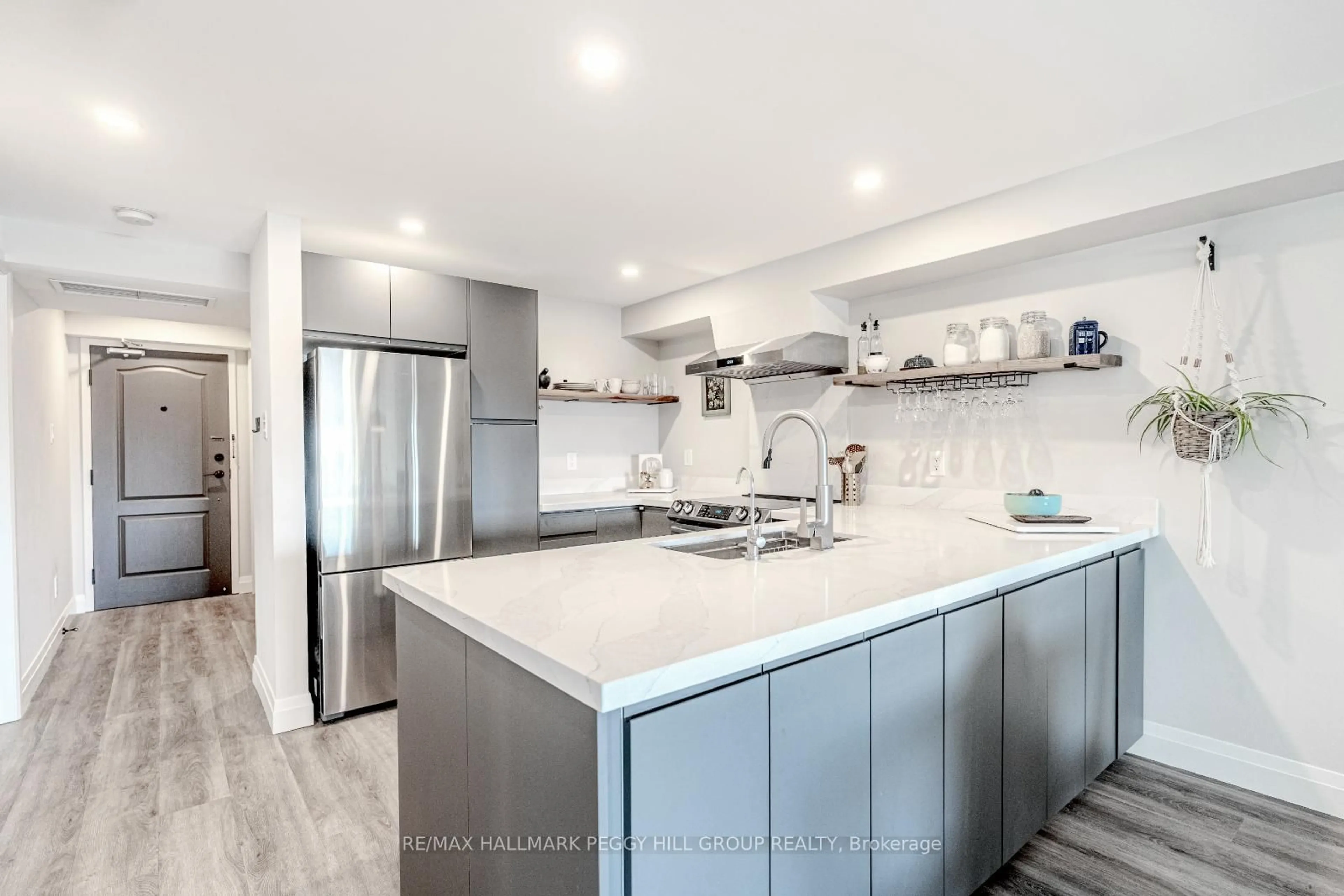 Open concept kitchen, ceramic/tile floor for 117 Edgehill Dr #203, Barrie Ontario L4N 1L9