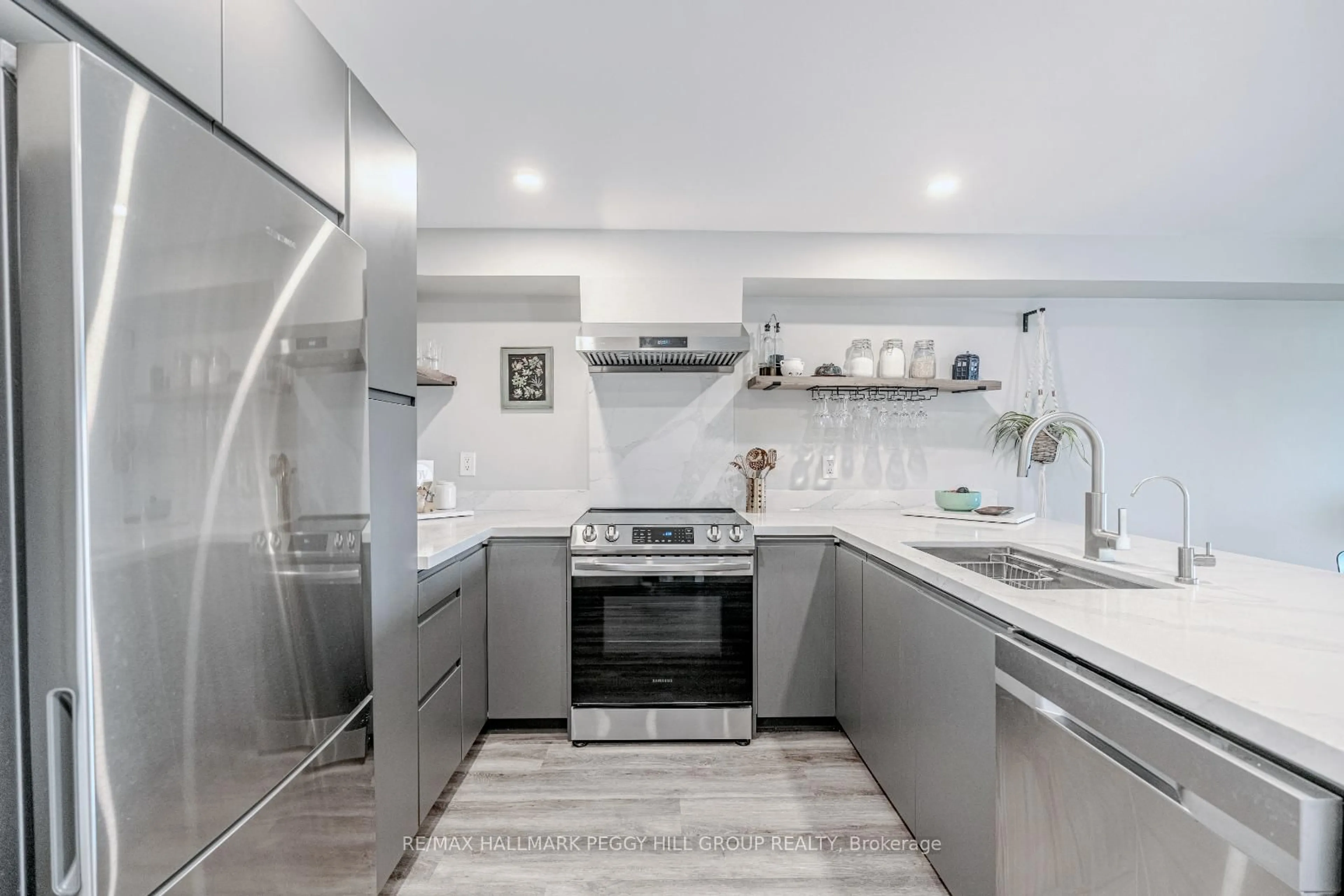 Standard kitchen, ceramic/tile floor for 117 Edgehill Dr #203, Barrie Ontario L4N 1L9
