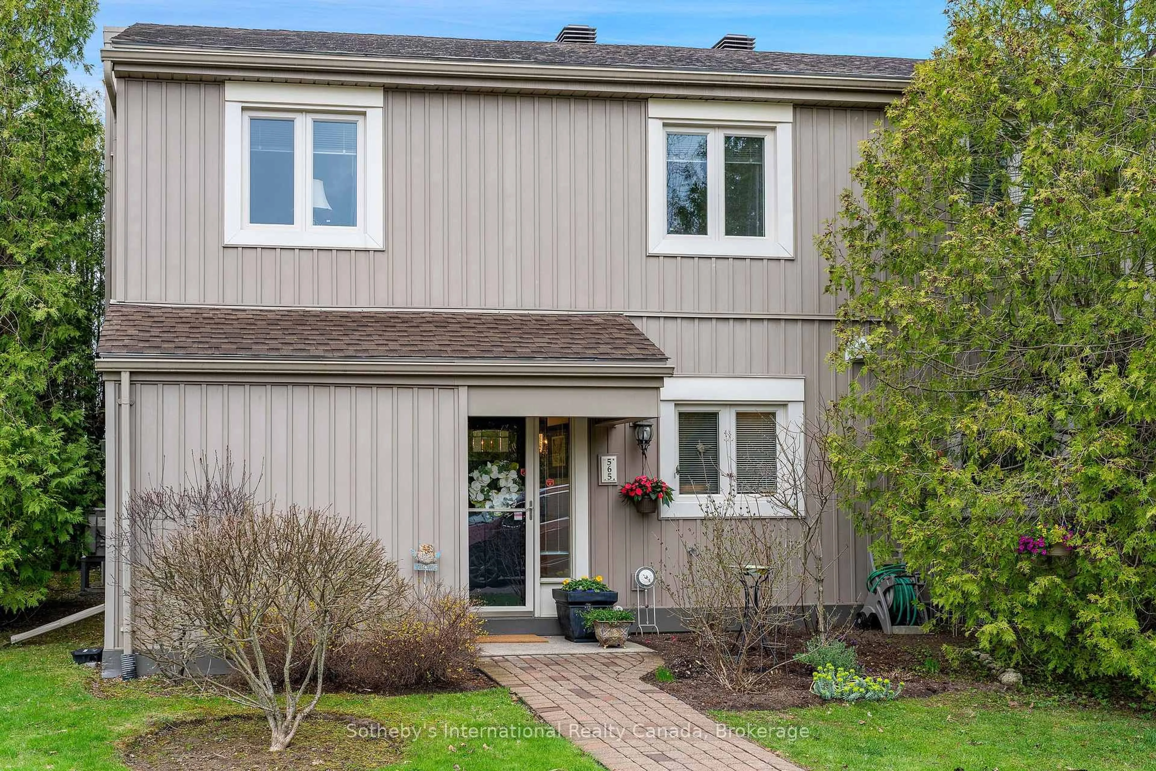 Home with vinyl exterior material, street for 565 Oxbow Cres, Collingwood Ontario L9Y 5B4
