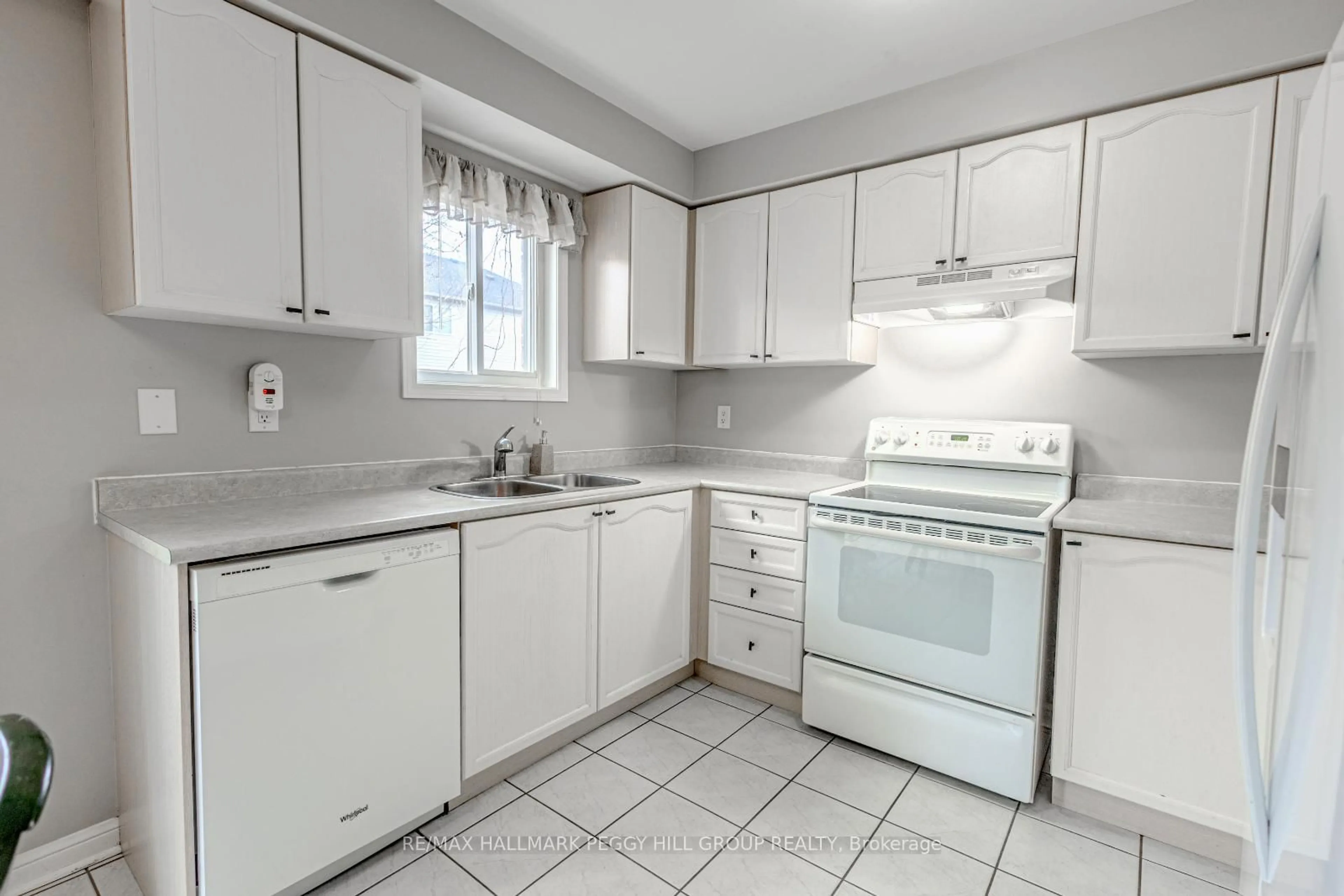 Standard kitchen, unknown for 71 Pringle Dr, Barrie Ontario L4N 0R2