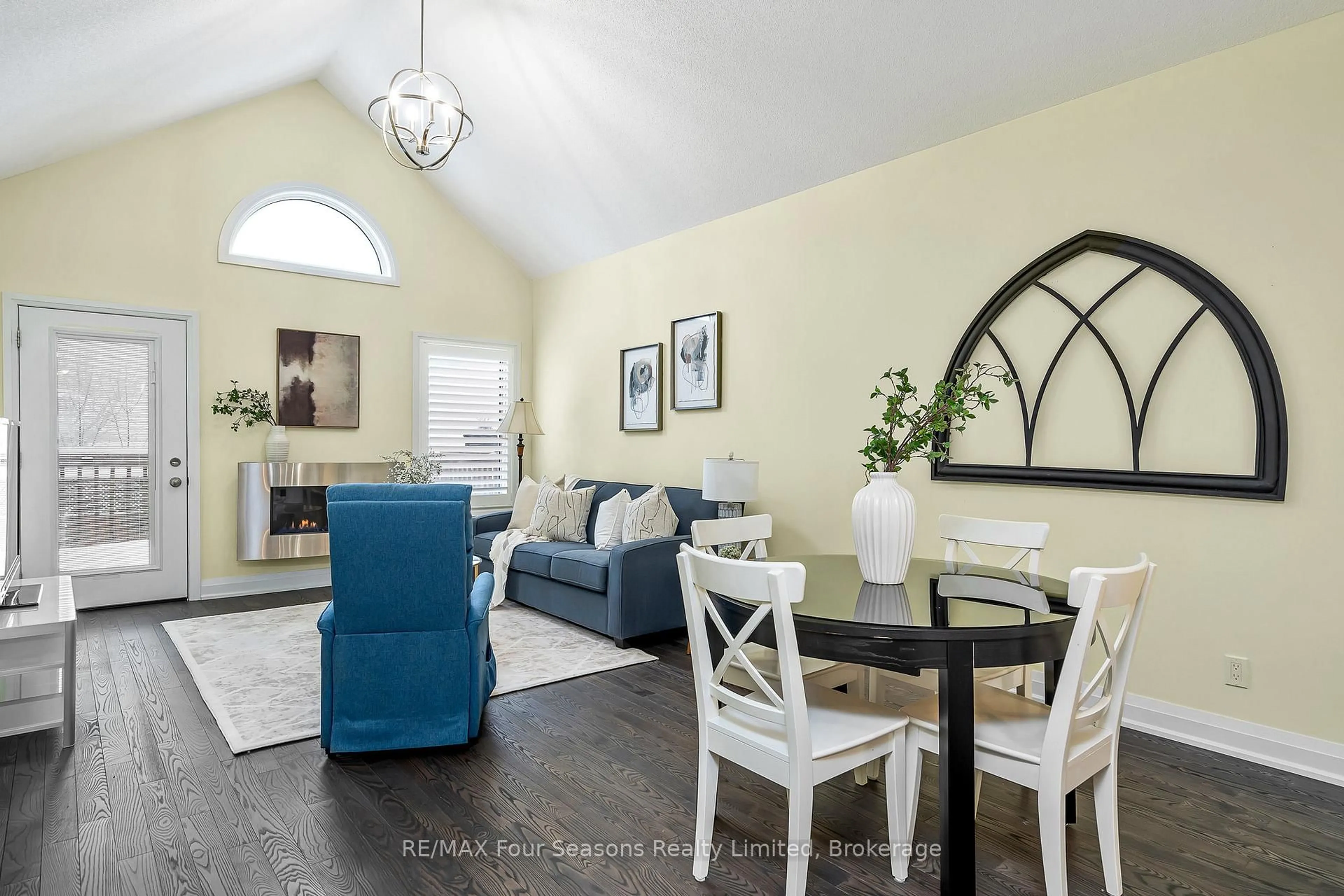Living room with furniture, wood/laminate floor for 16 Kari Cres, Collingwood Ontario L9Y 5B4