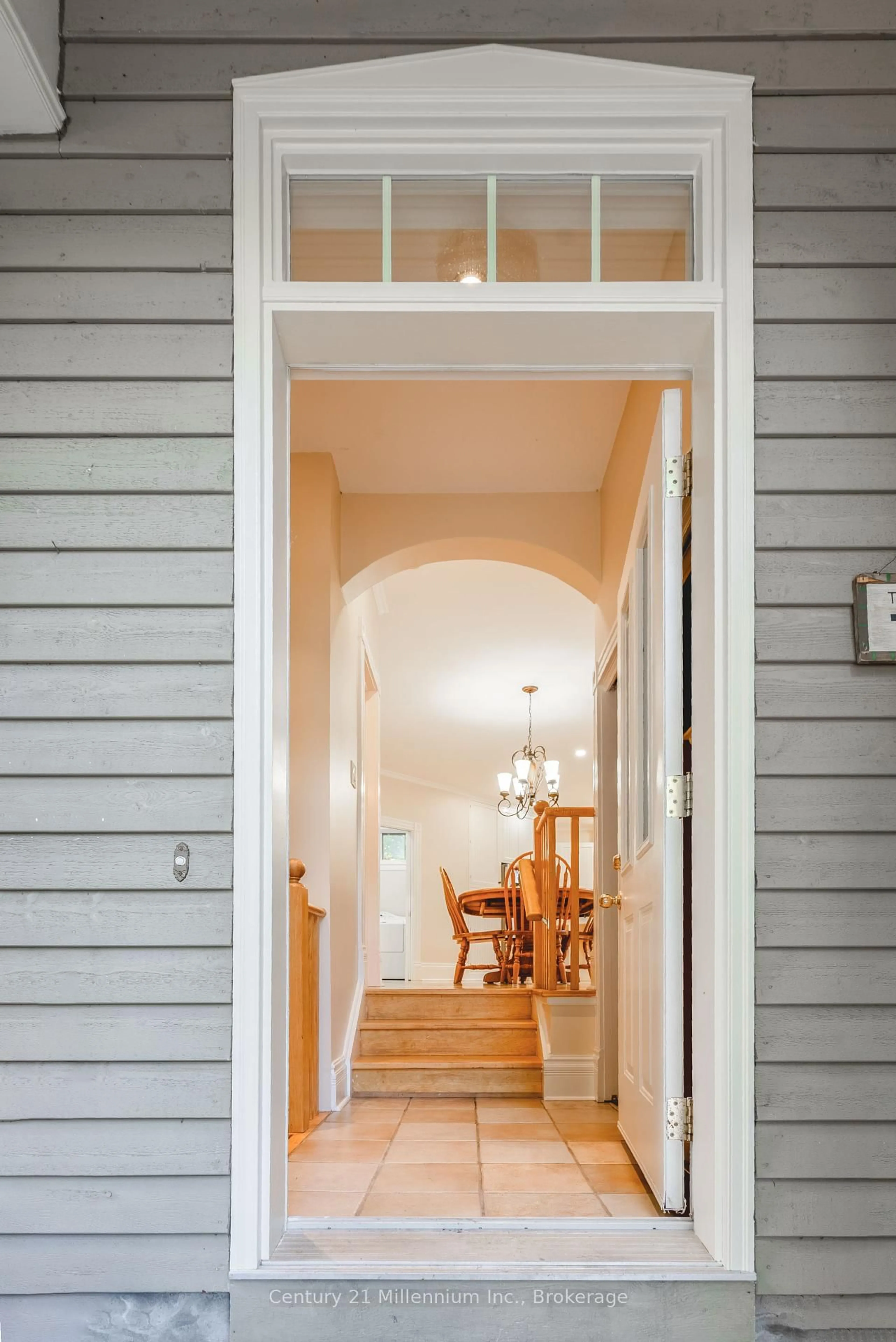 Indoor entryway for 774 HURONTARIO St, Collingwood Ontario L9Y 0G9