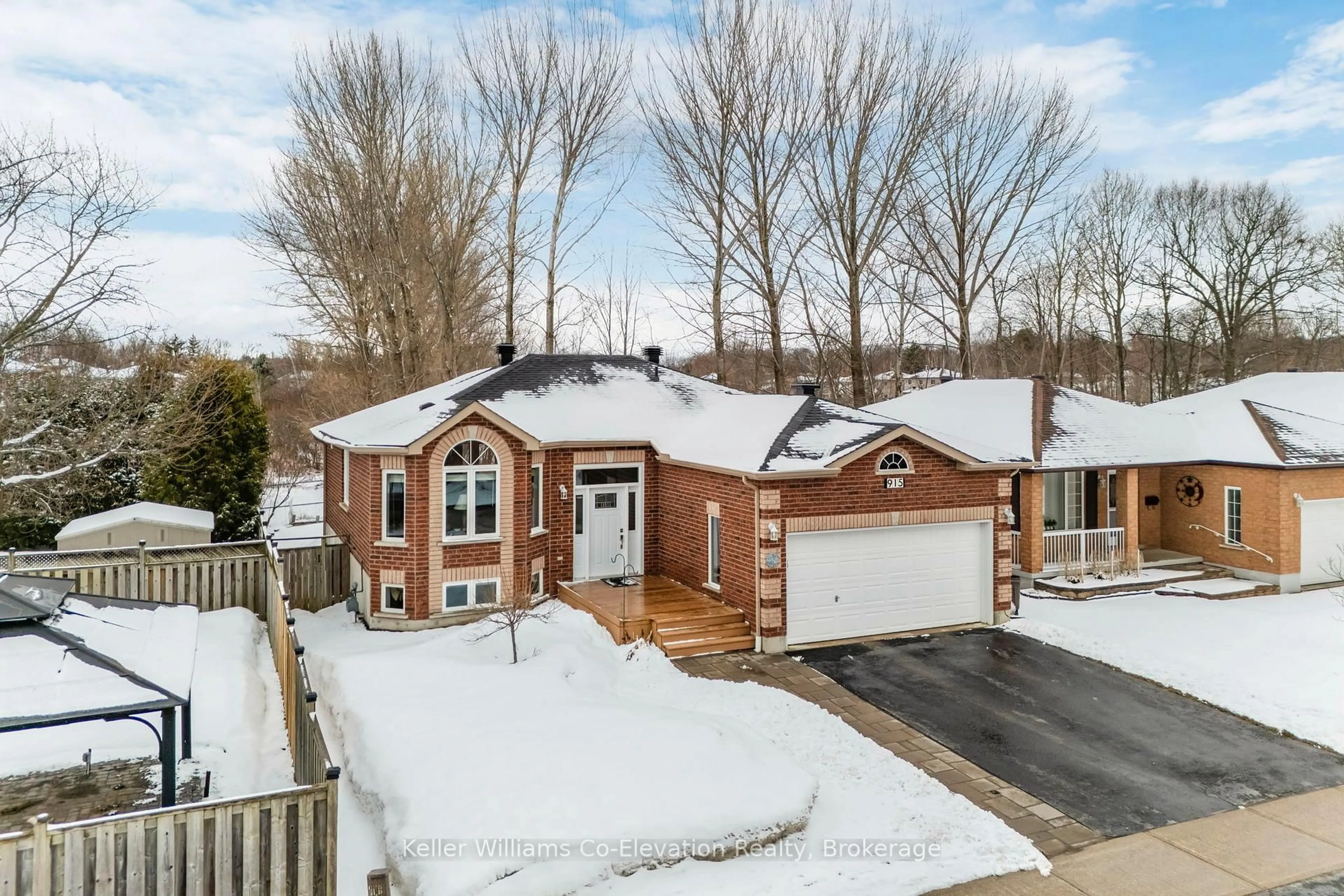 A pic from outside/outdoor area/front of a property/back of a property/a pic from drone, street for 915 Ottawa St, Midland Ontario L4R 5E5