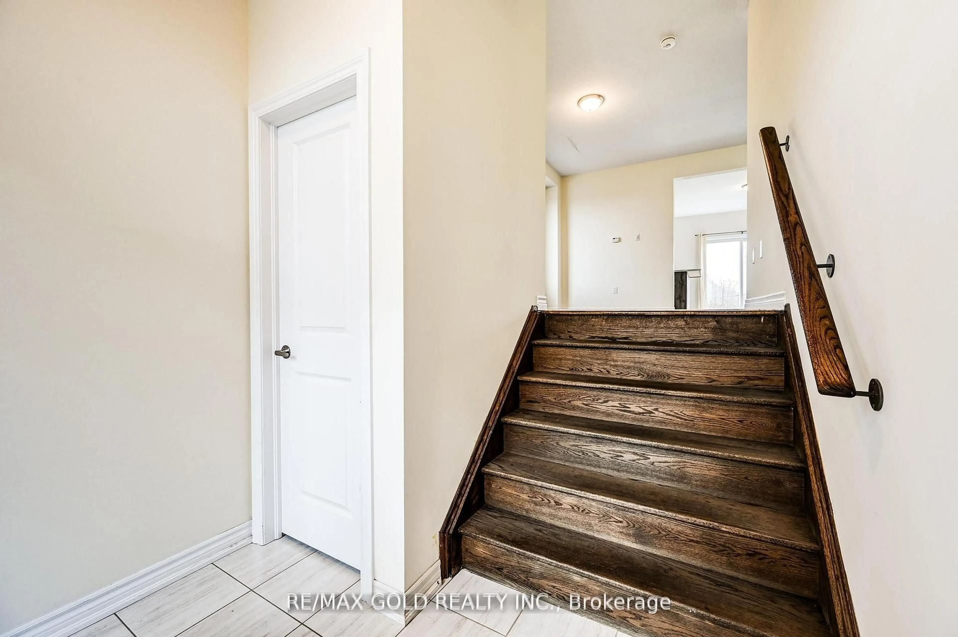 Indoor entryway for 84 Atlantis Dr, Orillia Ontario L3V 8L4