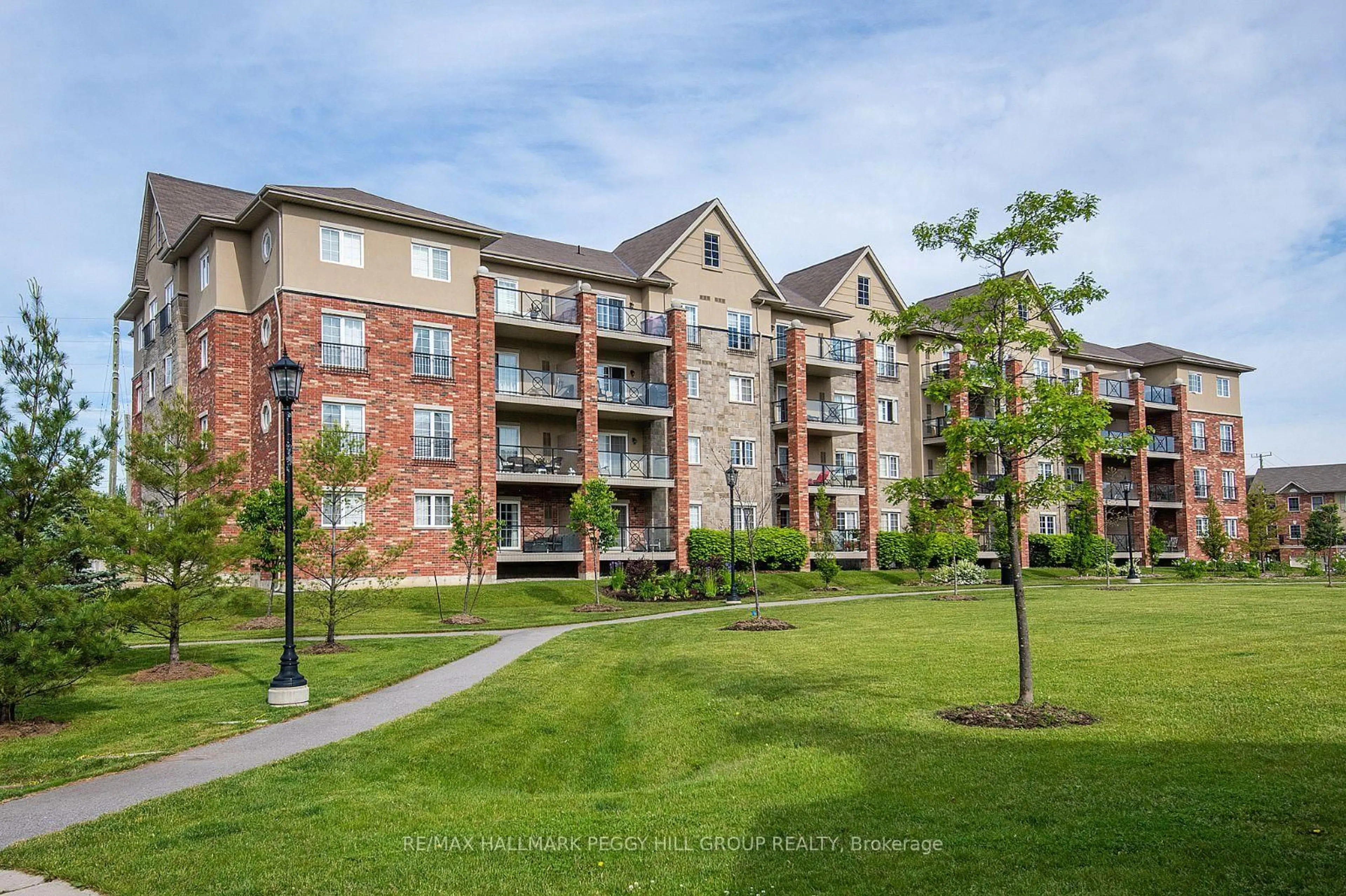 A pic from outside/outdoor area/front of a property/back of a property/a pic from drone, water/lake/river/ocean view for 39 Ferndale Dr #112, Barrie Ontario L4N 5T5