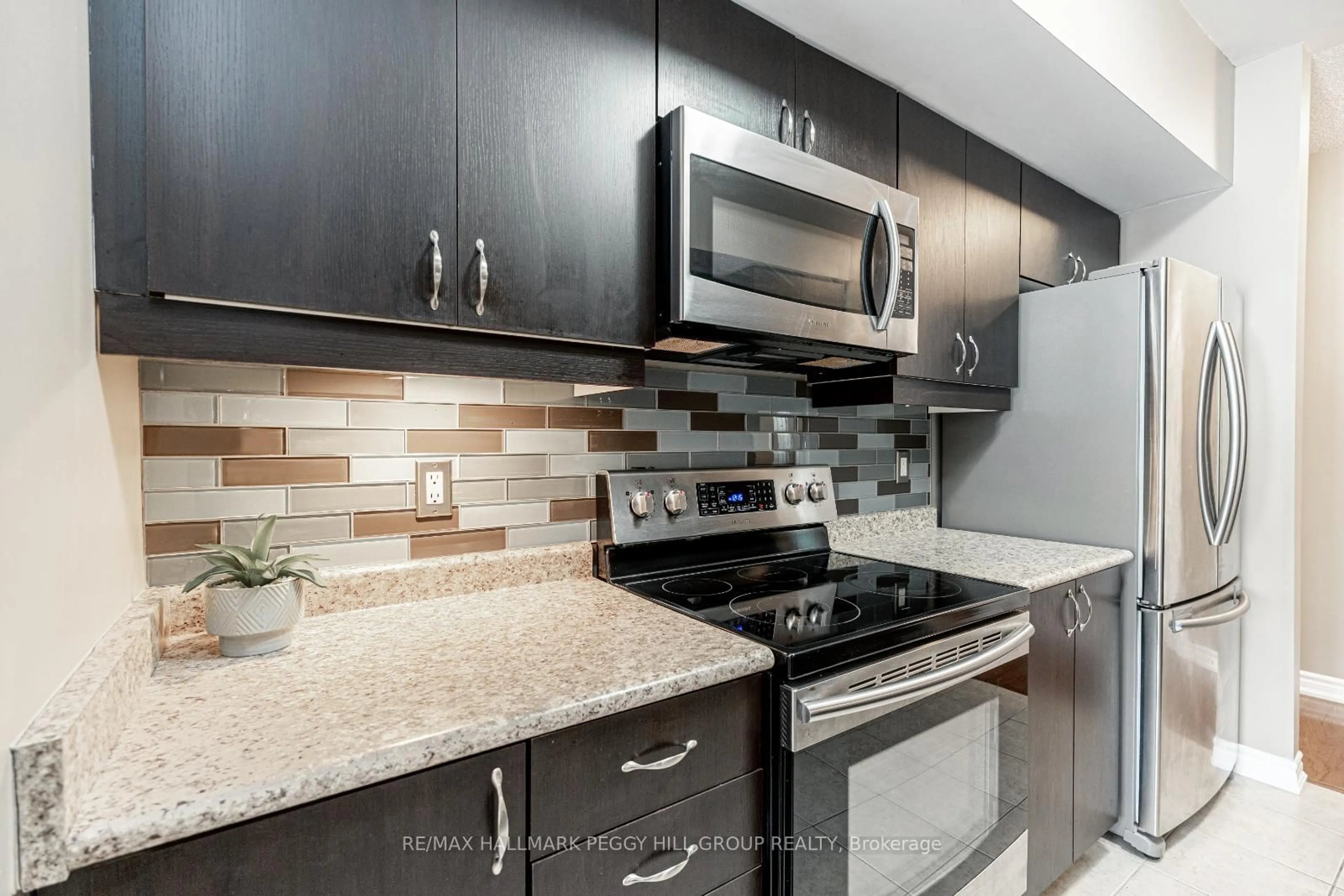 Standard kitchen, ceramic/tile floor for 39 Ferndale Dr #112, Barrie Ontario L4N 5T5