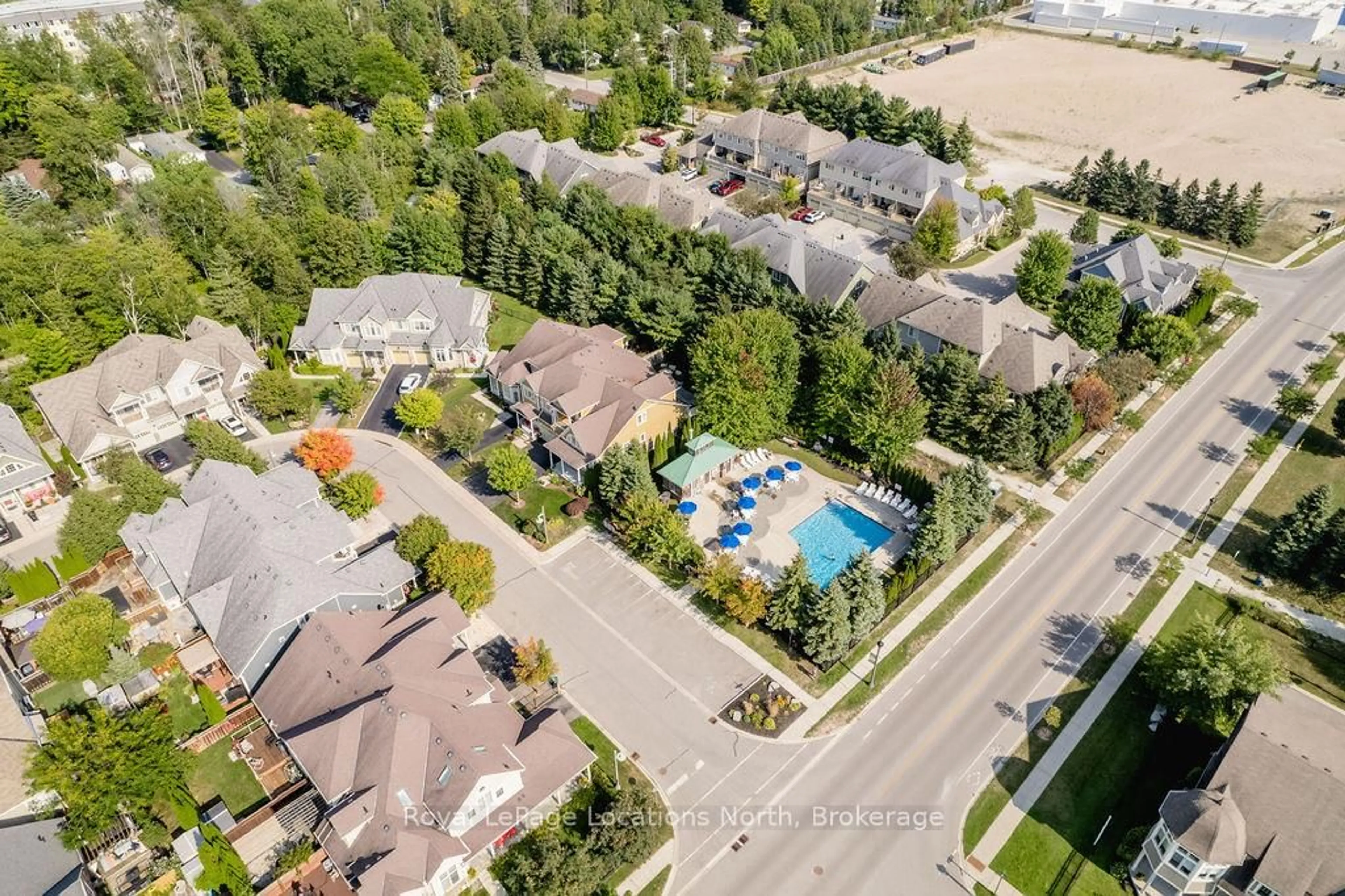 A pic from outside/outdoor area/front of a property/back of a property/a pic from drone, street for 21 COVINGTON BLUE Cres, Wasaga Beach Ontario L9Z 0E4