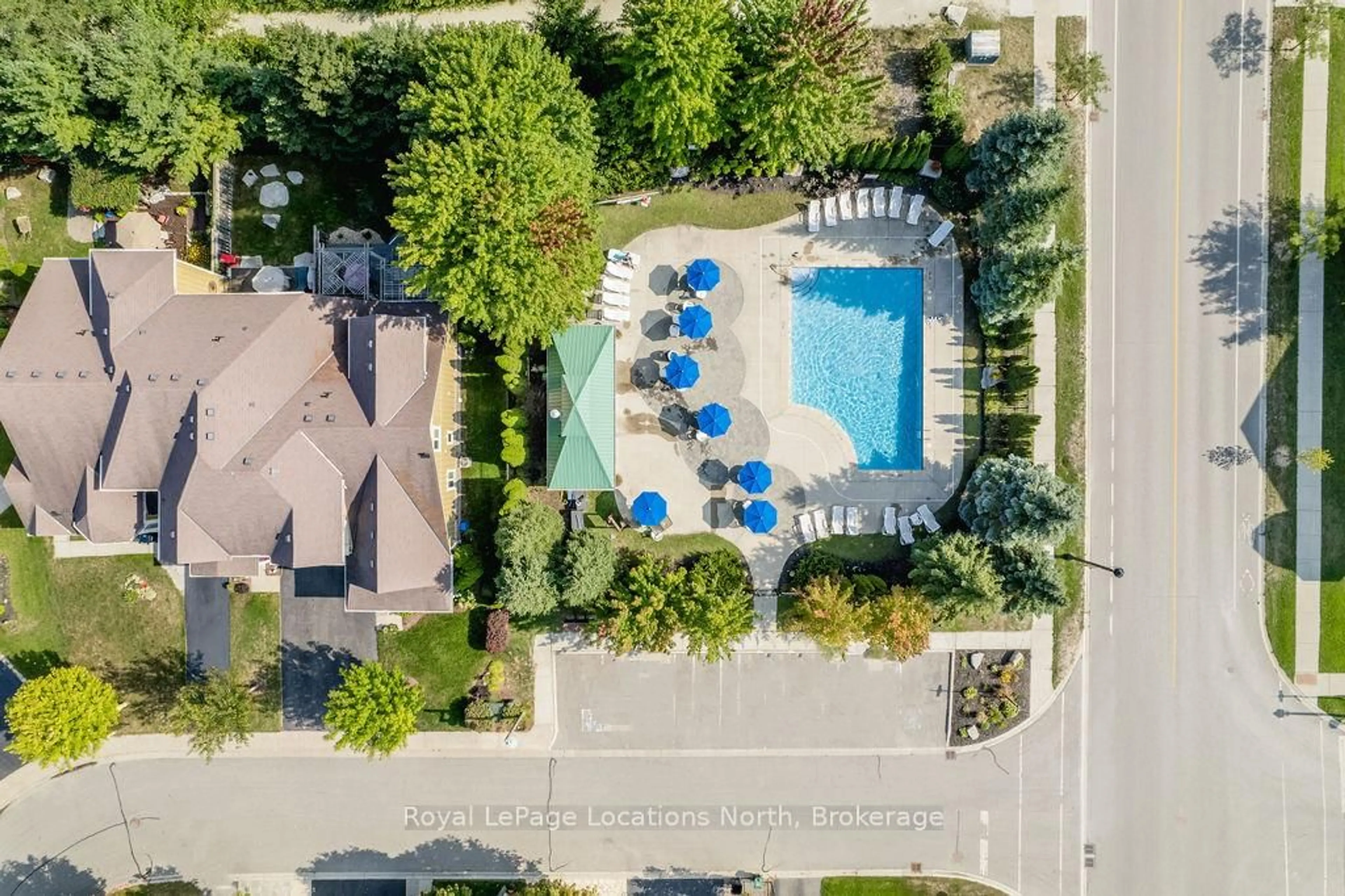Pool for 21 COVINGTON BLUE Cres, Wasaga Beach Ontario L9Z 0E4