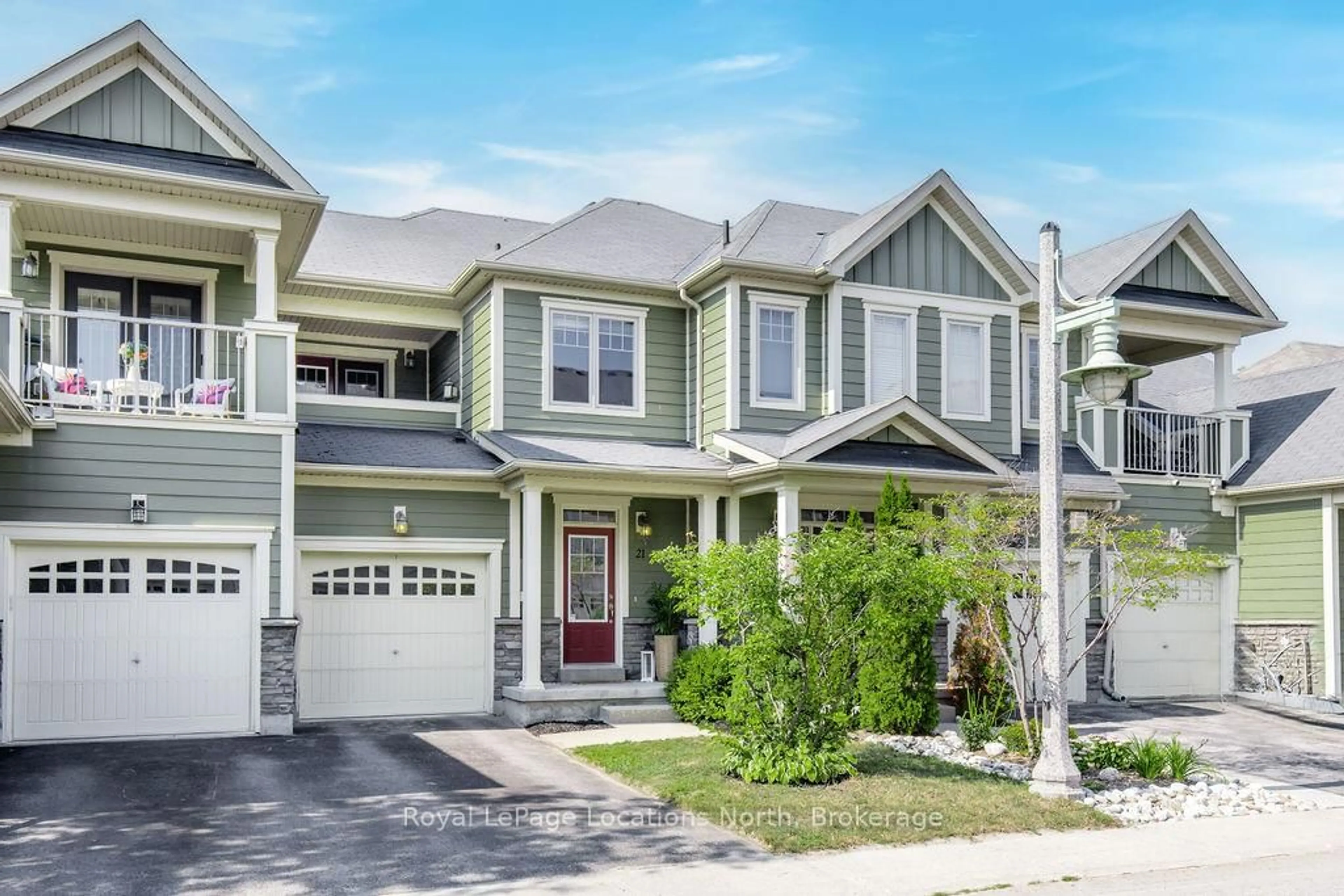 Home with vinyl exterior material, street for 21 COVINGTON BLUE Cres, Wasaga Beach Ontario L9Z 0E4