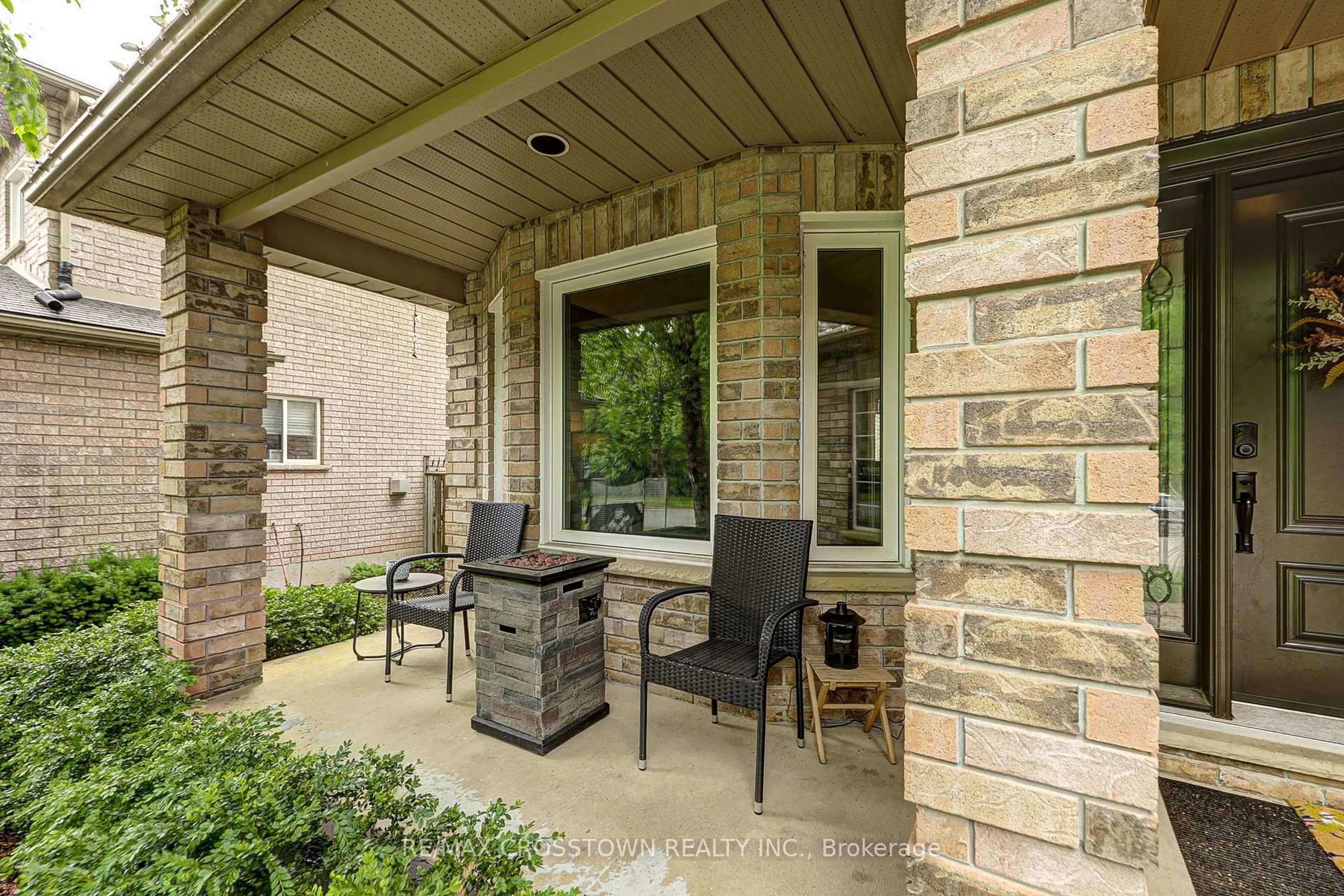 Patio, street for 19 Allsop Cres, Barrie Ontario L4N 8T6