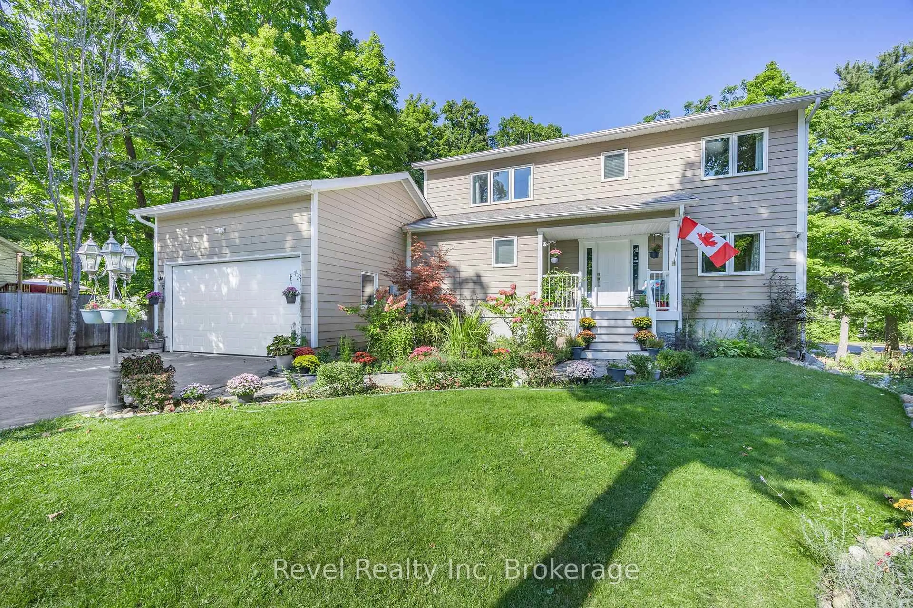 A pic from outside/outdoor area/front of a property/back of a property/a pic from drone, street for 10 MUSQUAKE Crt, Tiny Ontario L9M 1R2