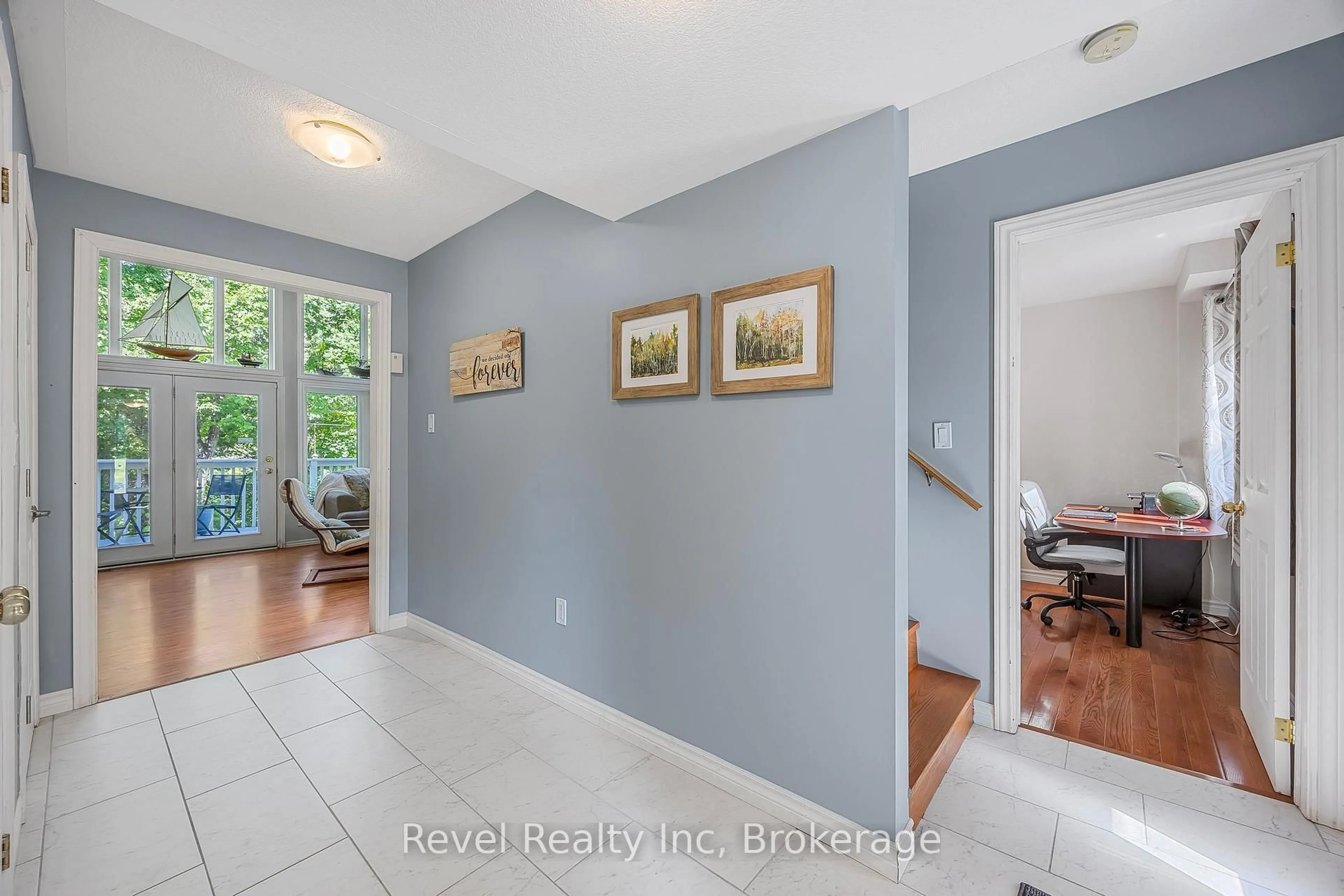 Indoor entryway for 10 MUSQUAKE Crt, Tiny Ontario L9M 1R2