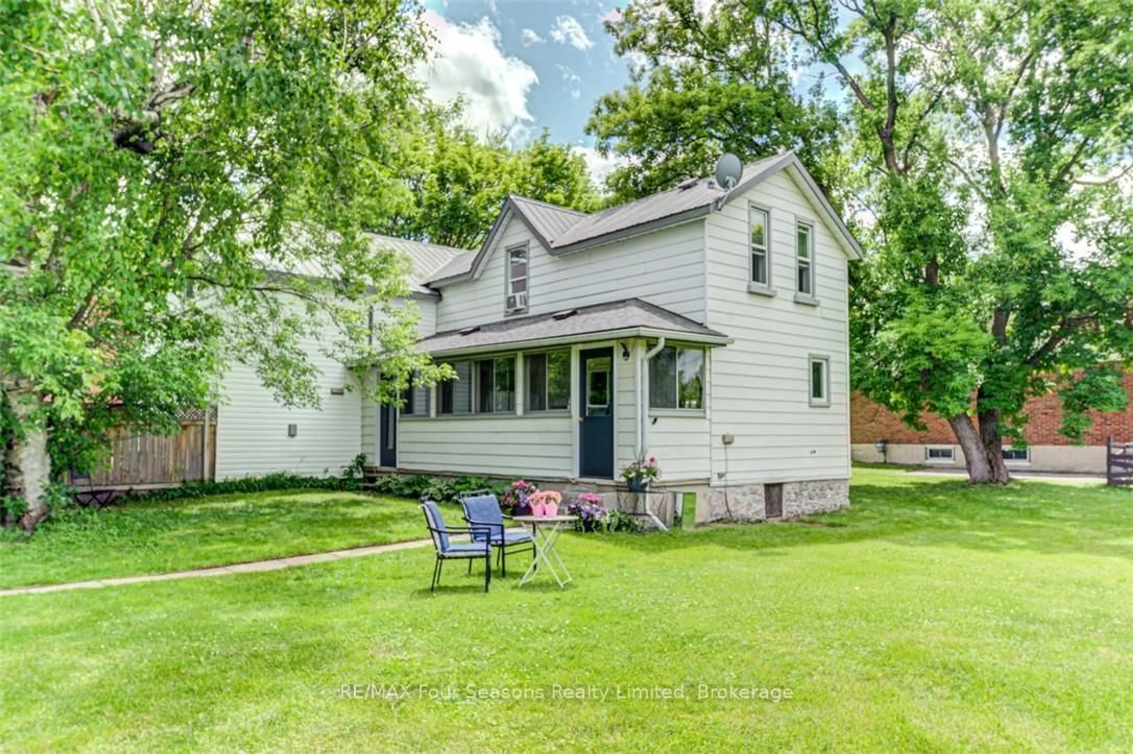 Home with vinyl exterior material, street for 393 SECOND St, Collingwood Ontario L9Y 1G9