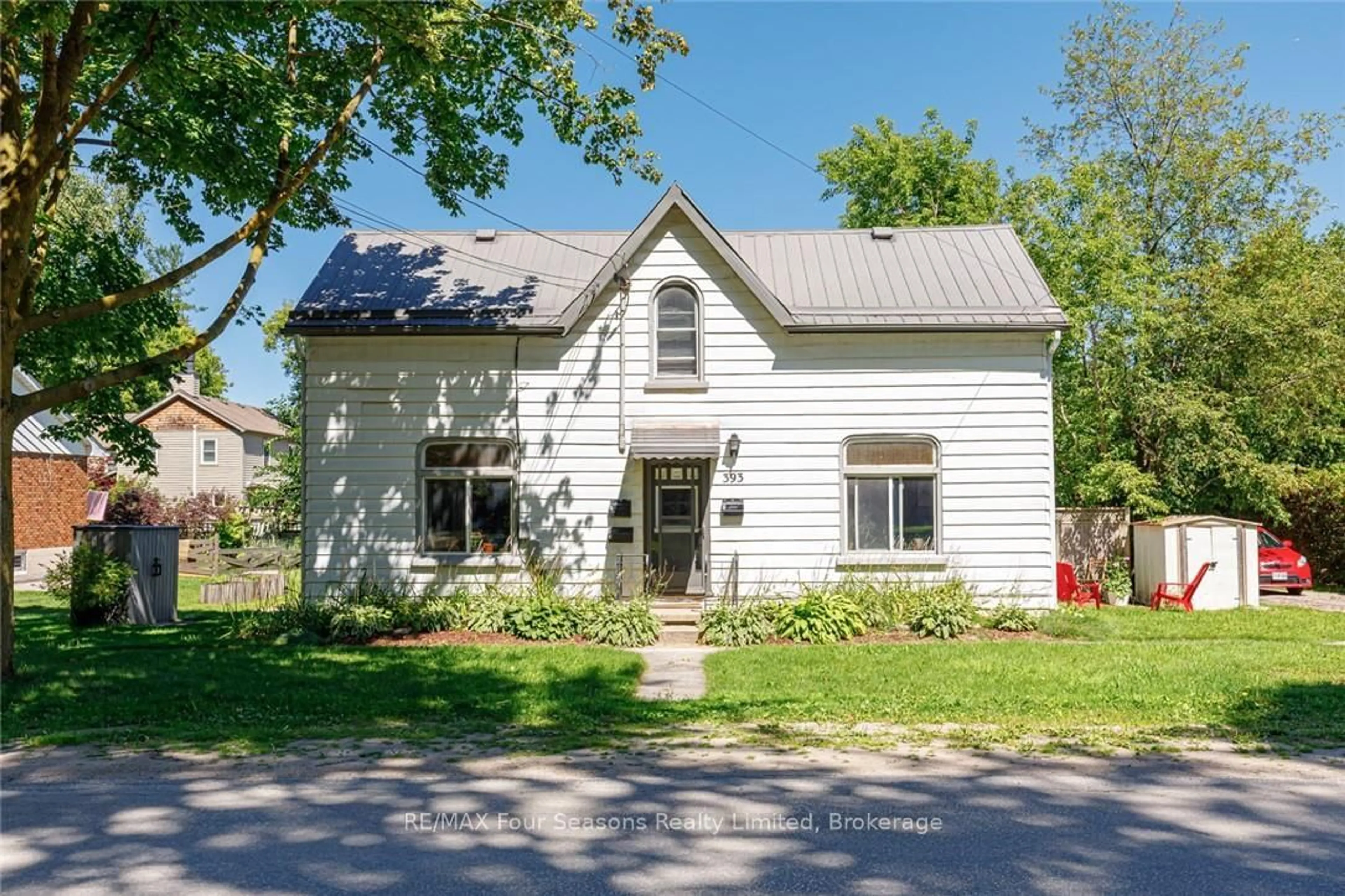 Home with vinyl exterior material, street for 393 SECOND St, Collingwood Ontario L9Y 1G9