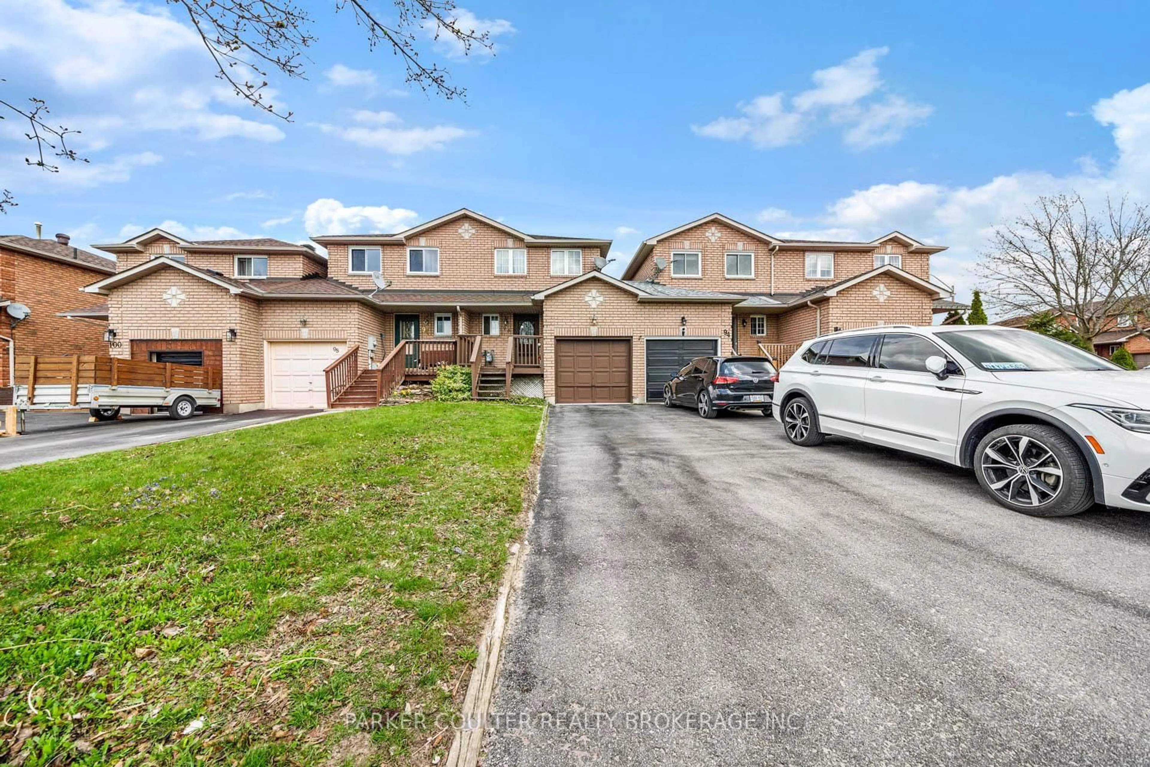 A pic from outside/outdoor area/front of a property/back of a property/a pic from drone, street for 96 Lee Cres, Barrie Ontario L4N 9Z1
