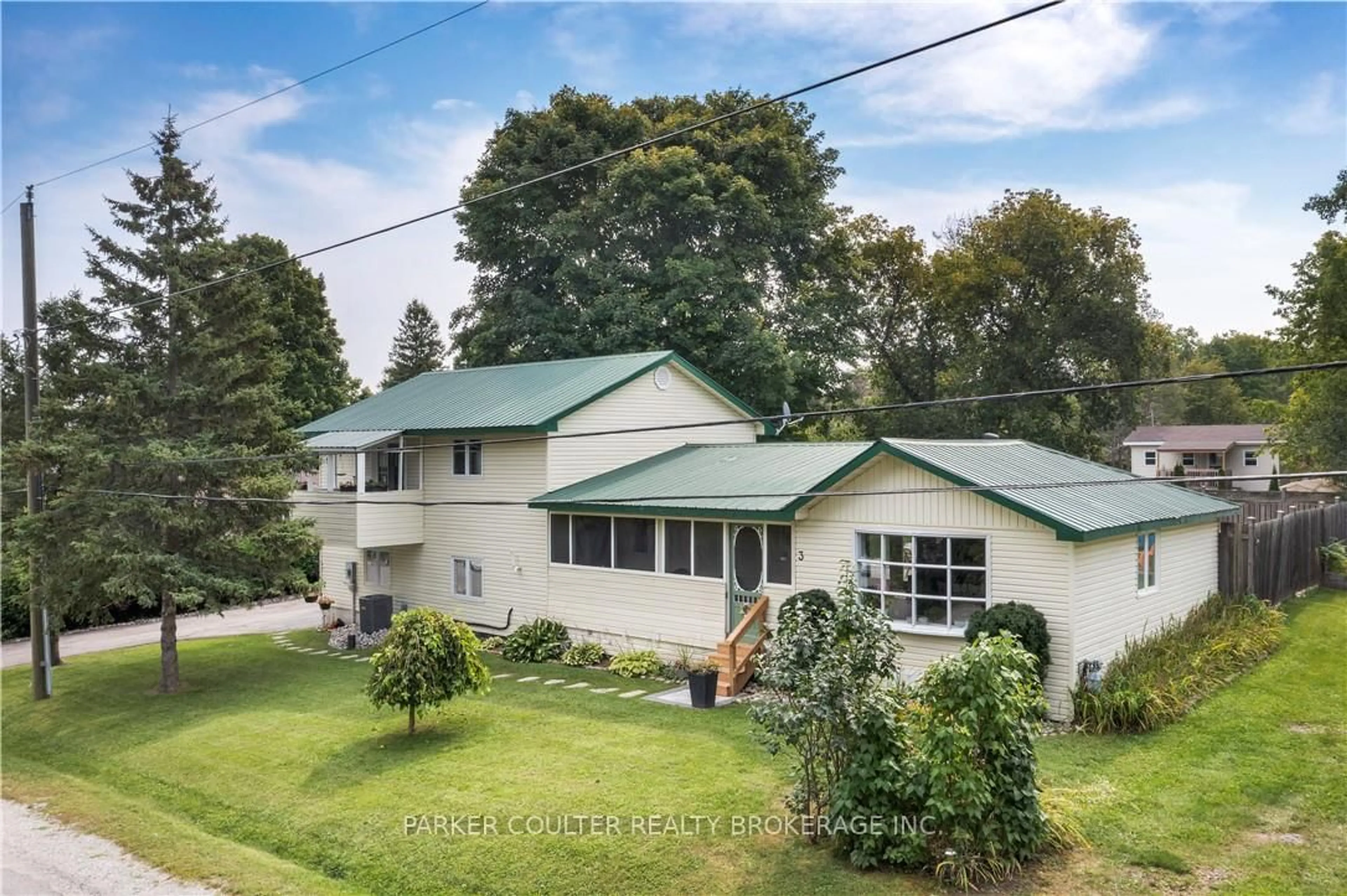 A pic from outside/outdoor area/front of a property/back of a property/a pic from drone, unknown for 3 Earldom Blvd, Tay Ontario L0K 1R0