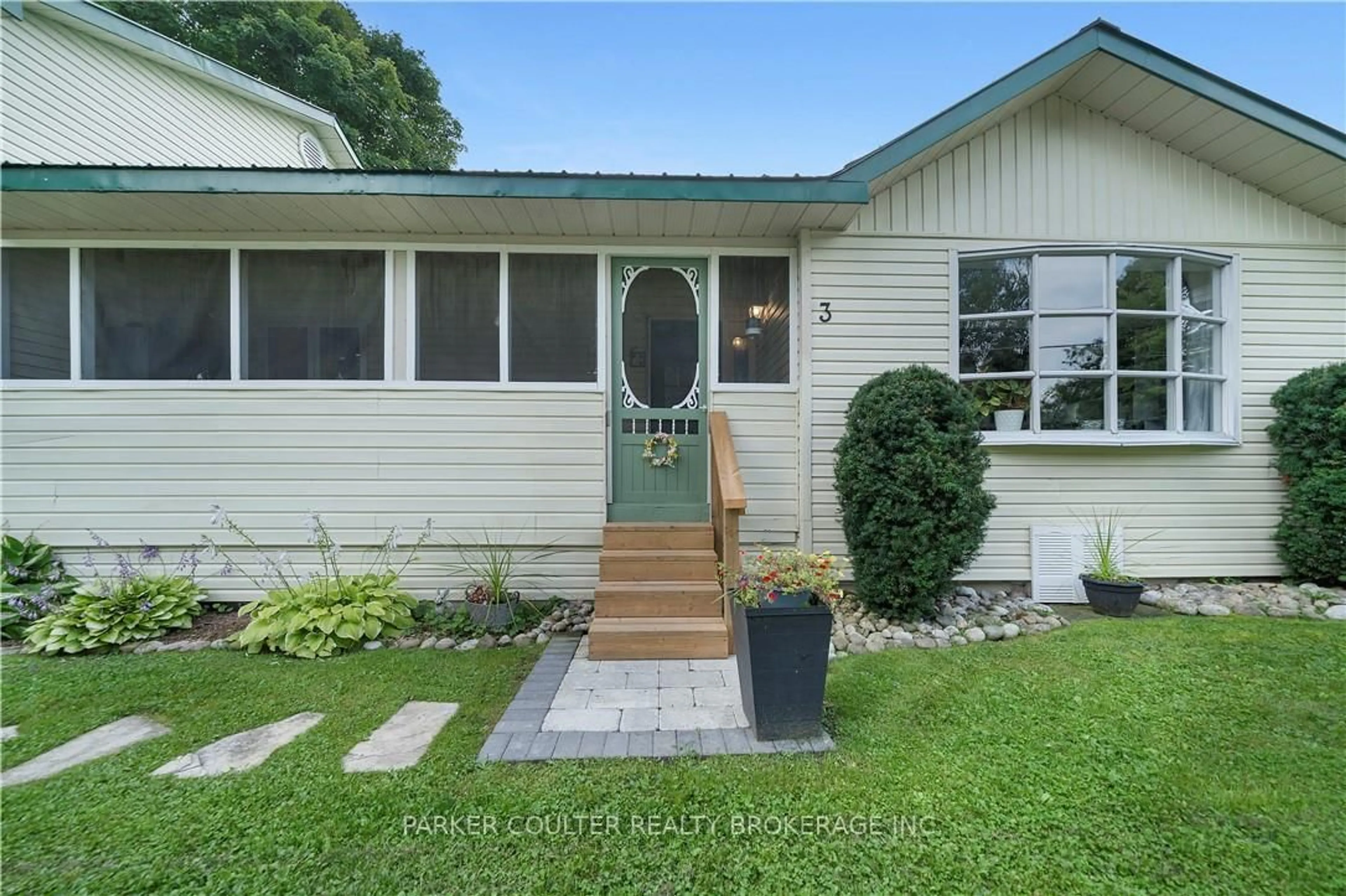 Home with vinyl exterior material, street for 3 Earldom Blvd, Tay Ontario L0K 1R0