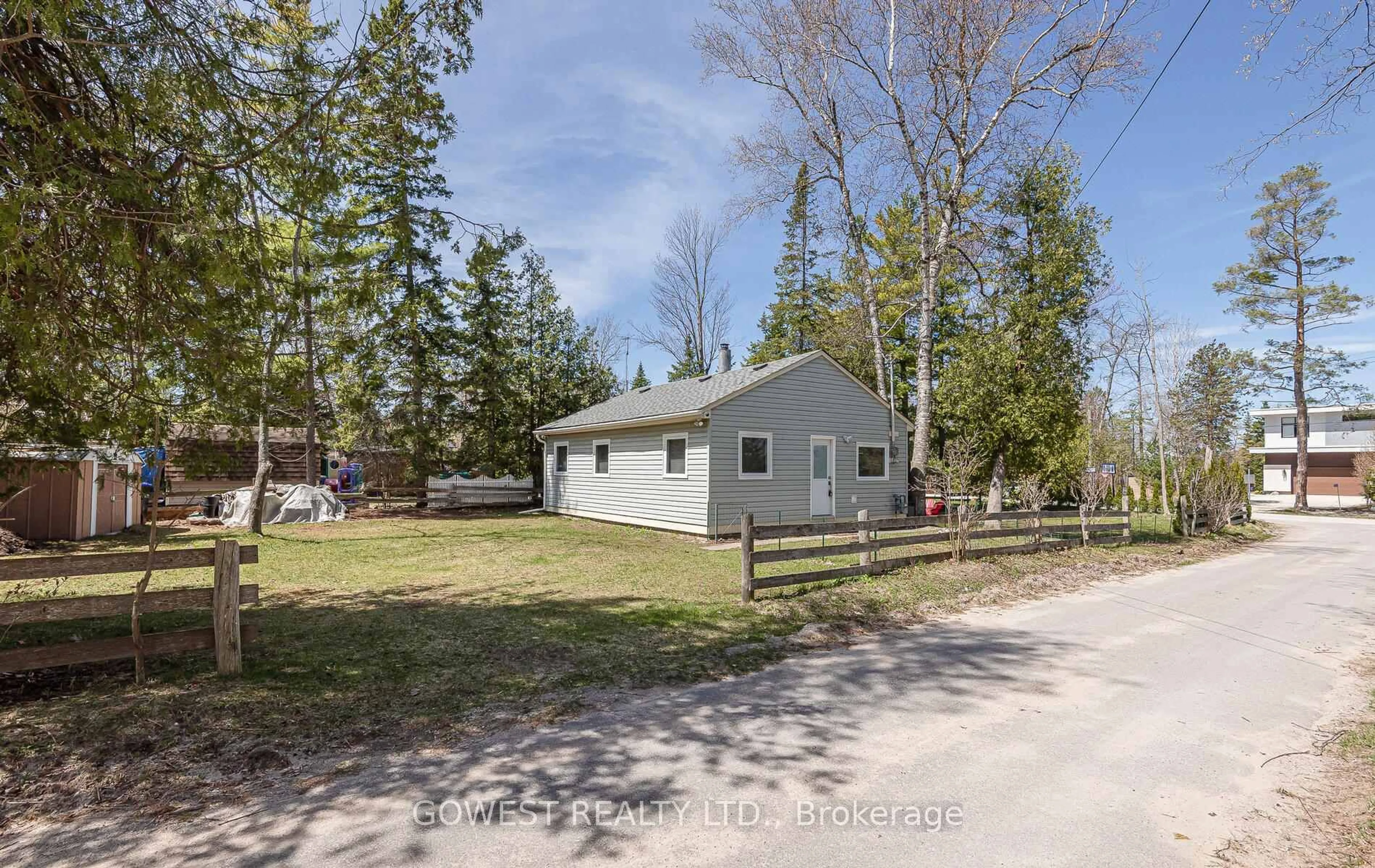 A pic from outside/outdoor area/front of a property/back of a property/a pic from drone, unknown for 2137 Shore Lane, Wasaga Beach Ontario L9Z 2X7