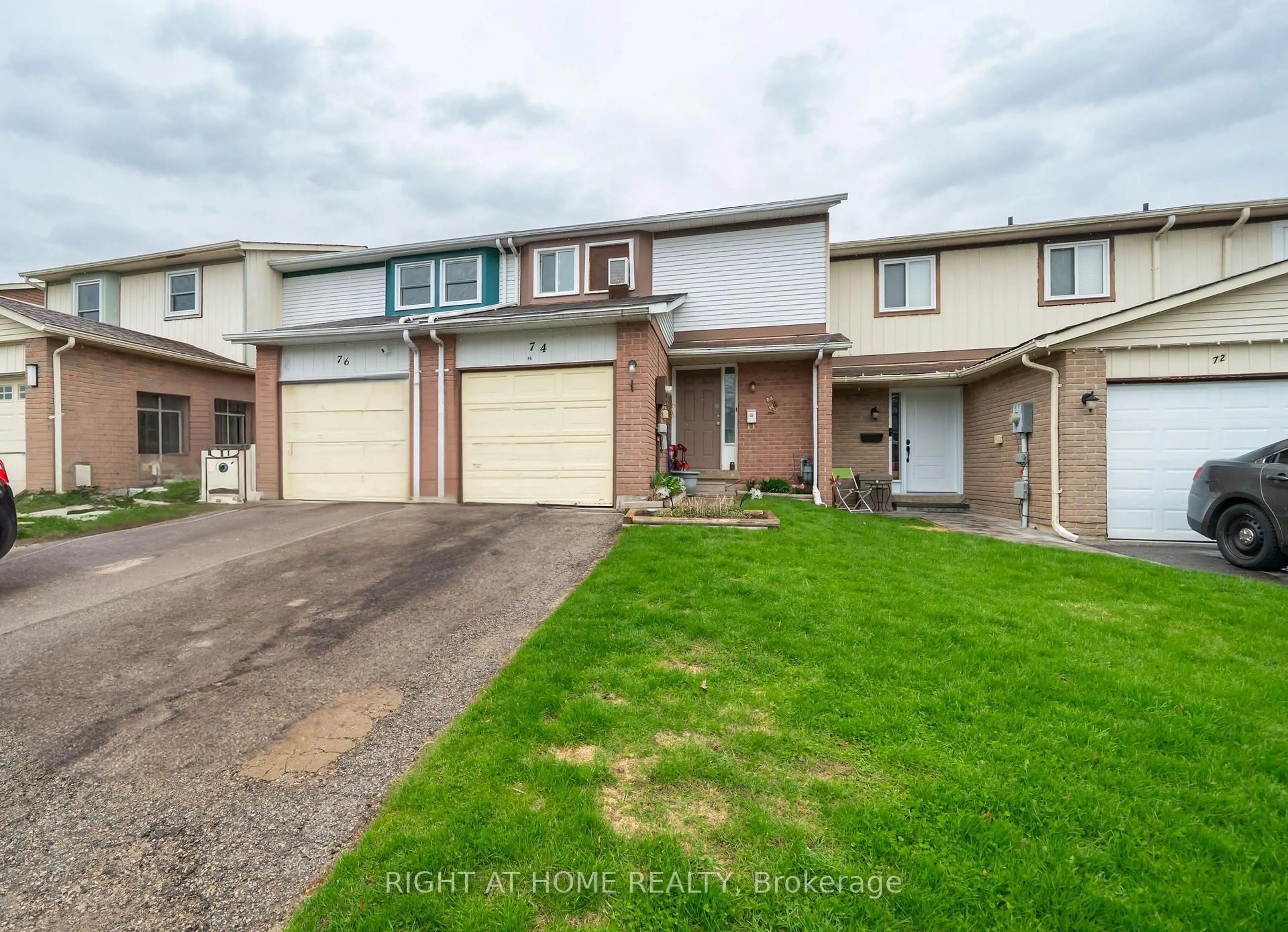 A pic from outside/outdoor area/front of a property/back of a property/a pic from drone, street for 74 Burns Circ, Barrie Ontario L4N 5J8