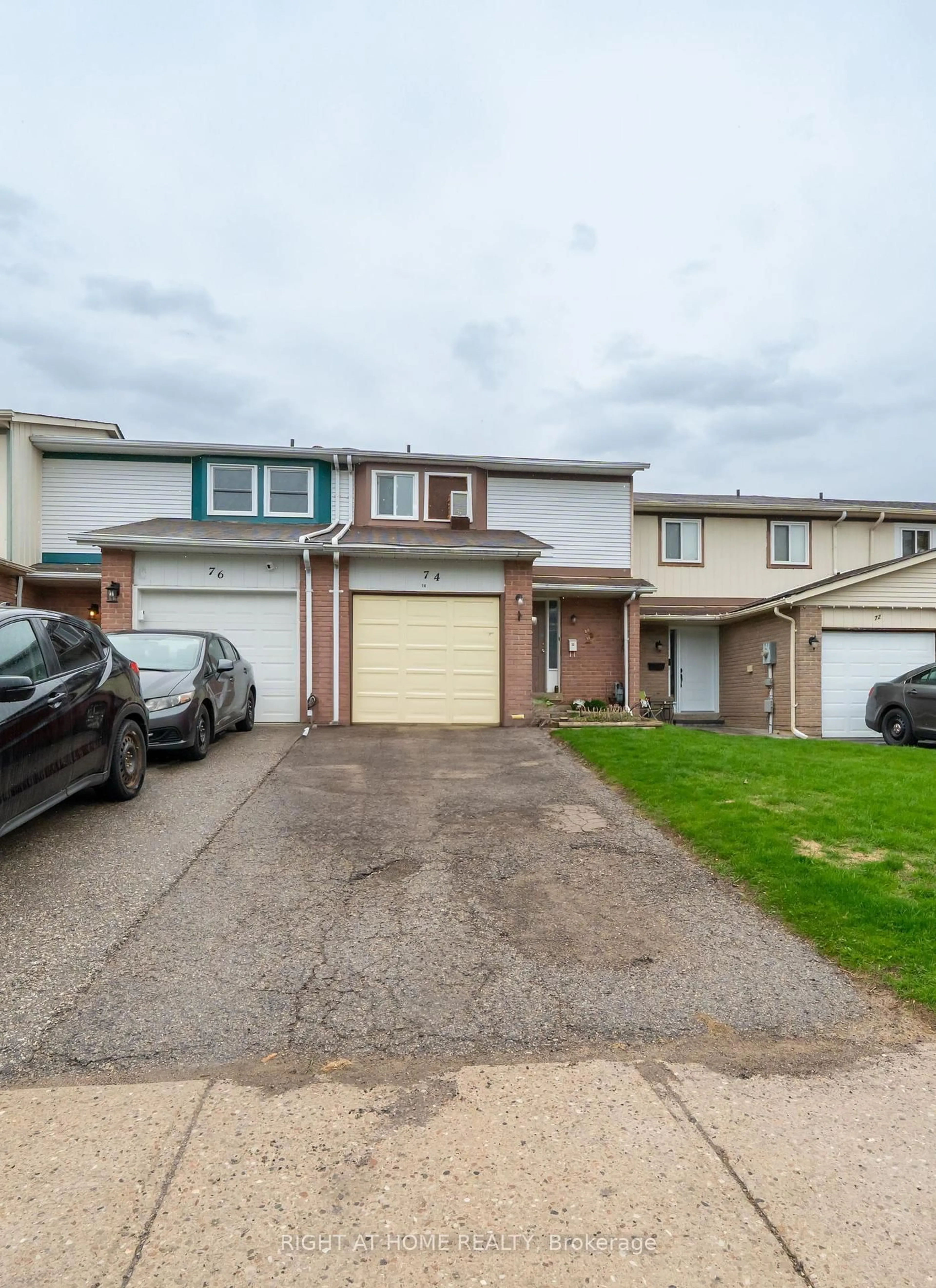 A pic from outside/outdoor area/front of a property/back of a property/a pic from drone, street for 74 Burns Circ, Barrie Ontario L4N 5J8