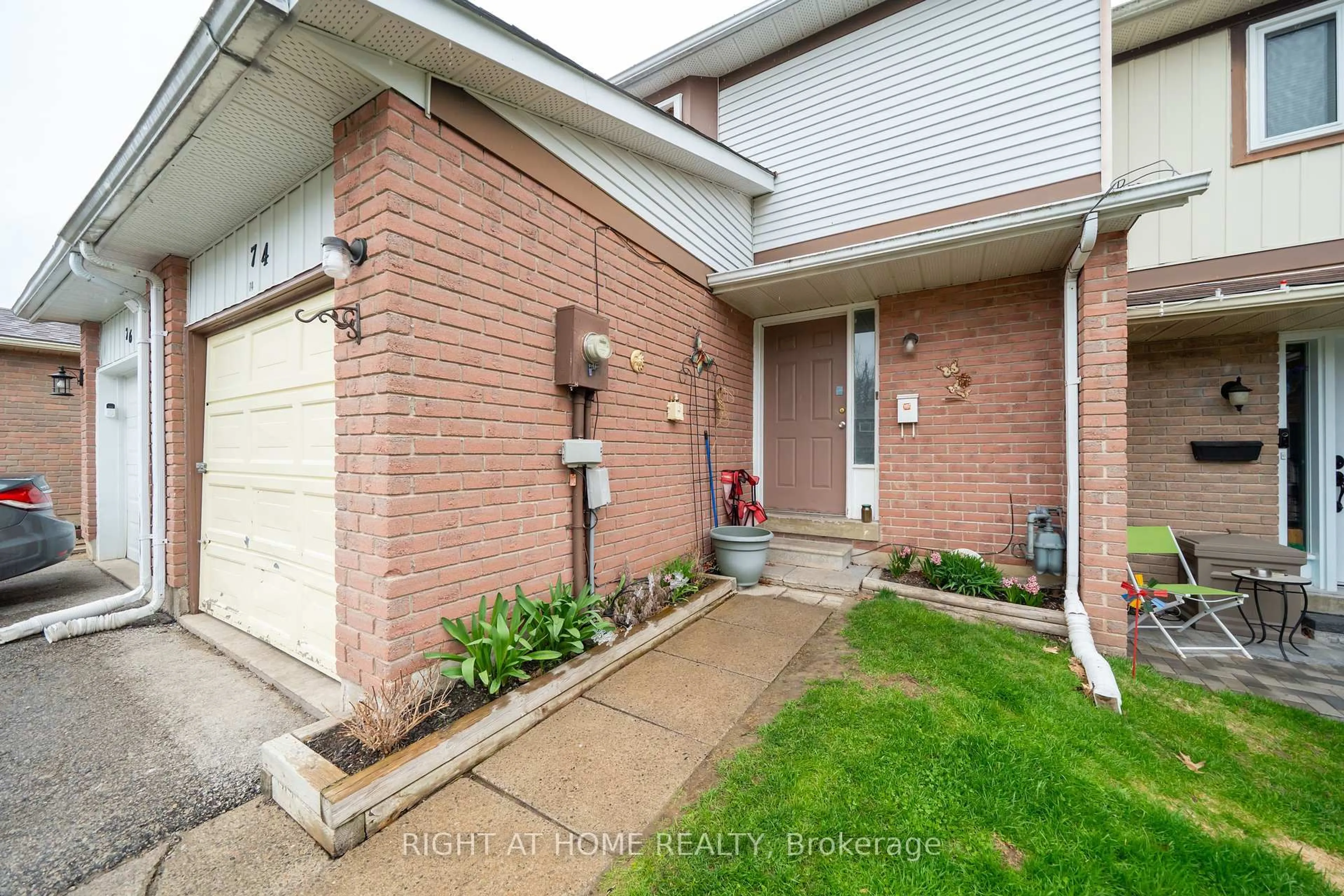 Home with brick exterior material, street for 74 Burns Circ, Barrie Ontario L4N 5J8