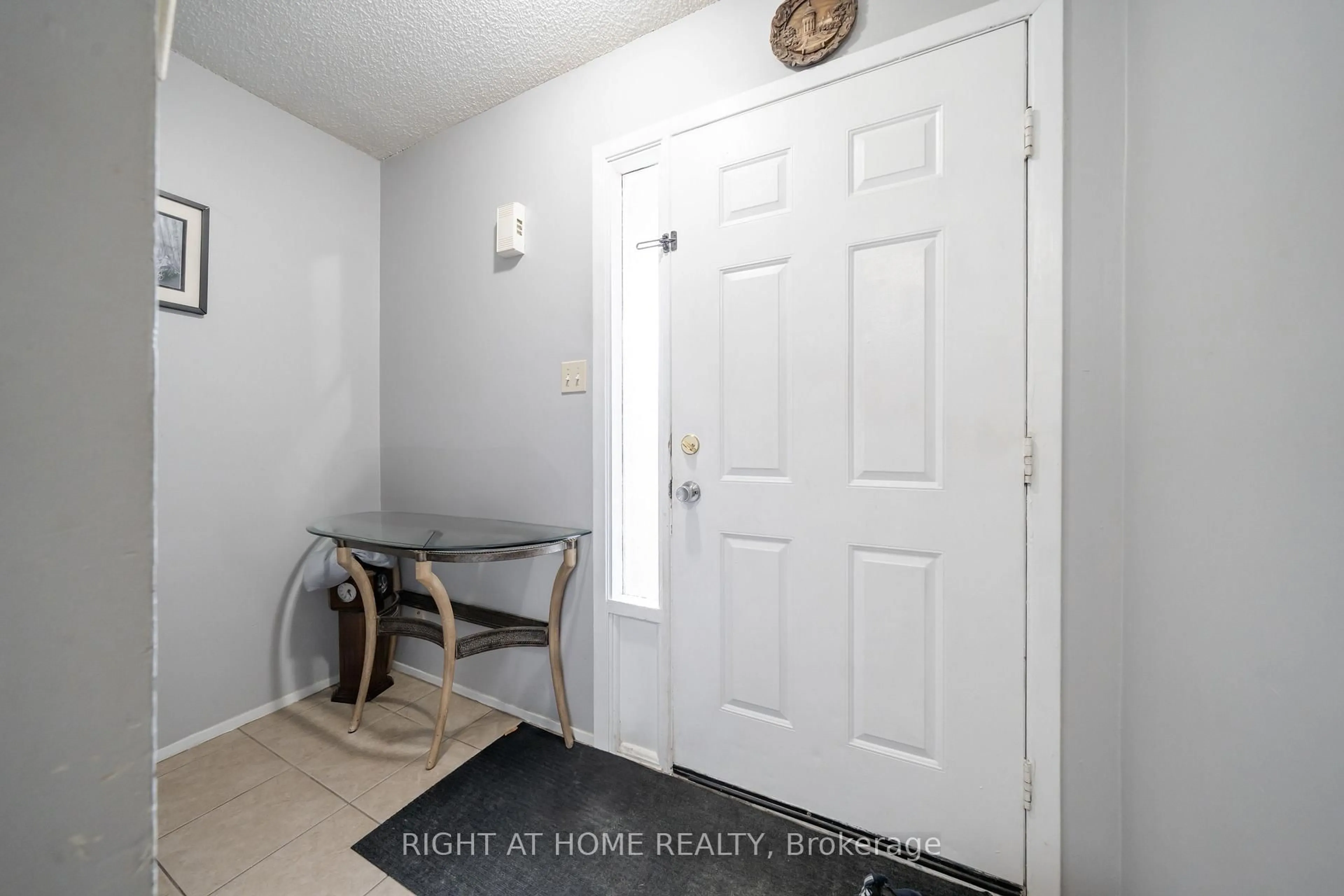 Indoor entryway for 74 Burns Circ, Barrie Ontario L4N 5J8