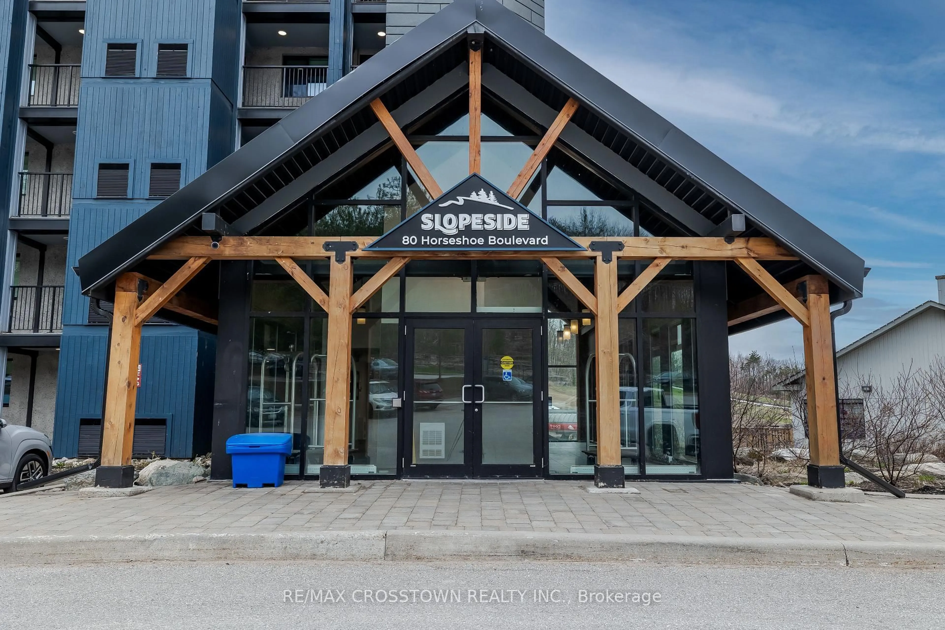 Indoor foyer for 80 HORSESHOE VALLEY Blvd #302, Oro-Medonte Ontario L4M 4Y8