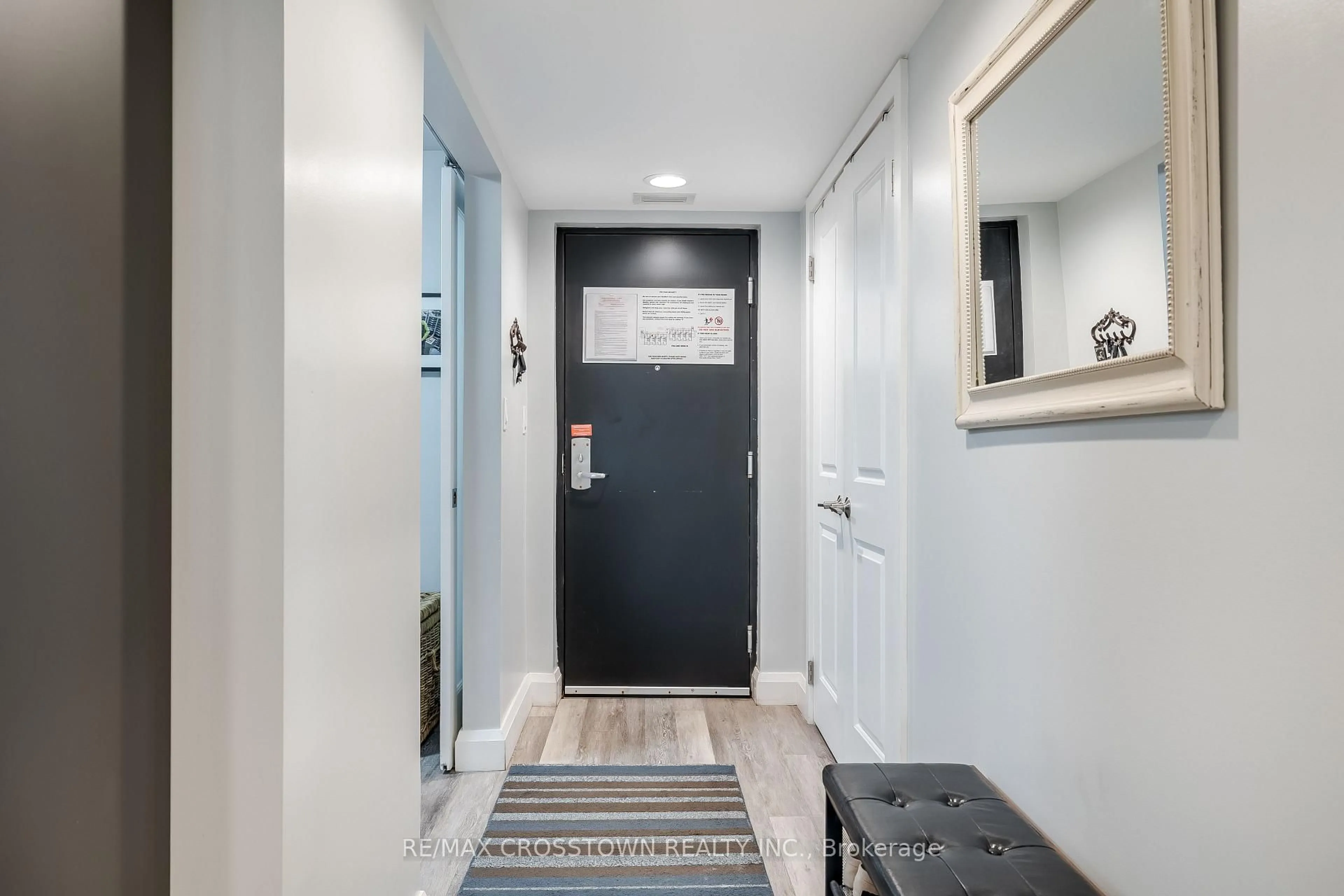 Indoor entryway for 80 HORSESHOE VALLEY Blvd #302, Oro-Medonte Ontario L4M 4Y8