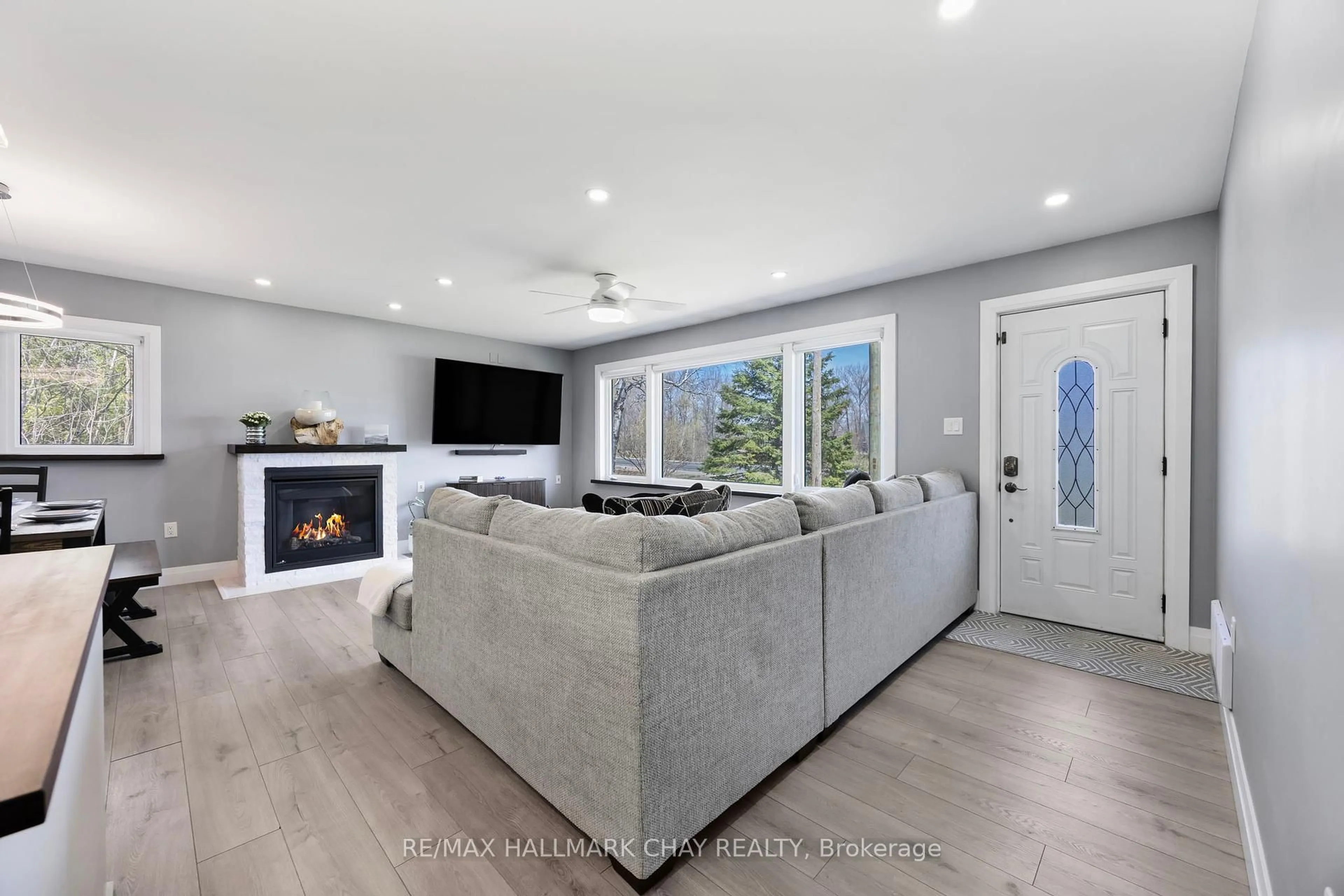 Living room with furniture, unknown for 13064 County Rd 16 N/A, Severn Ontario L0K 2C0